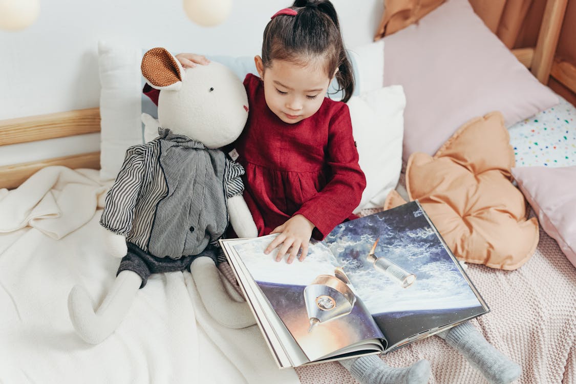 Kostnadsfri bild av asiatiskt barn, barn, bok
