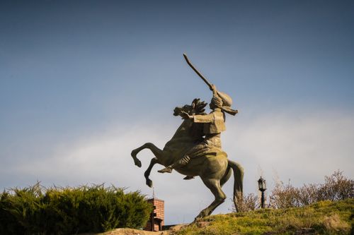 Free Dramatic statue of a horseman against the sky in Sivrihisar, Eskişehir, Türkiye. Stock Photo