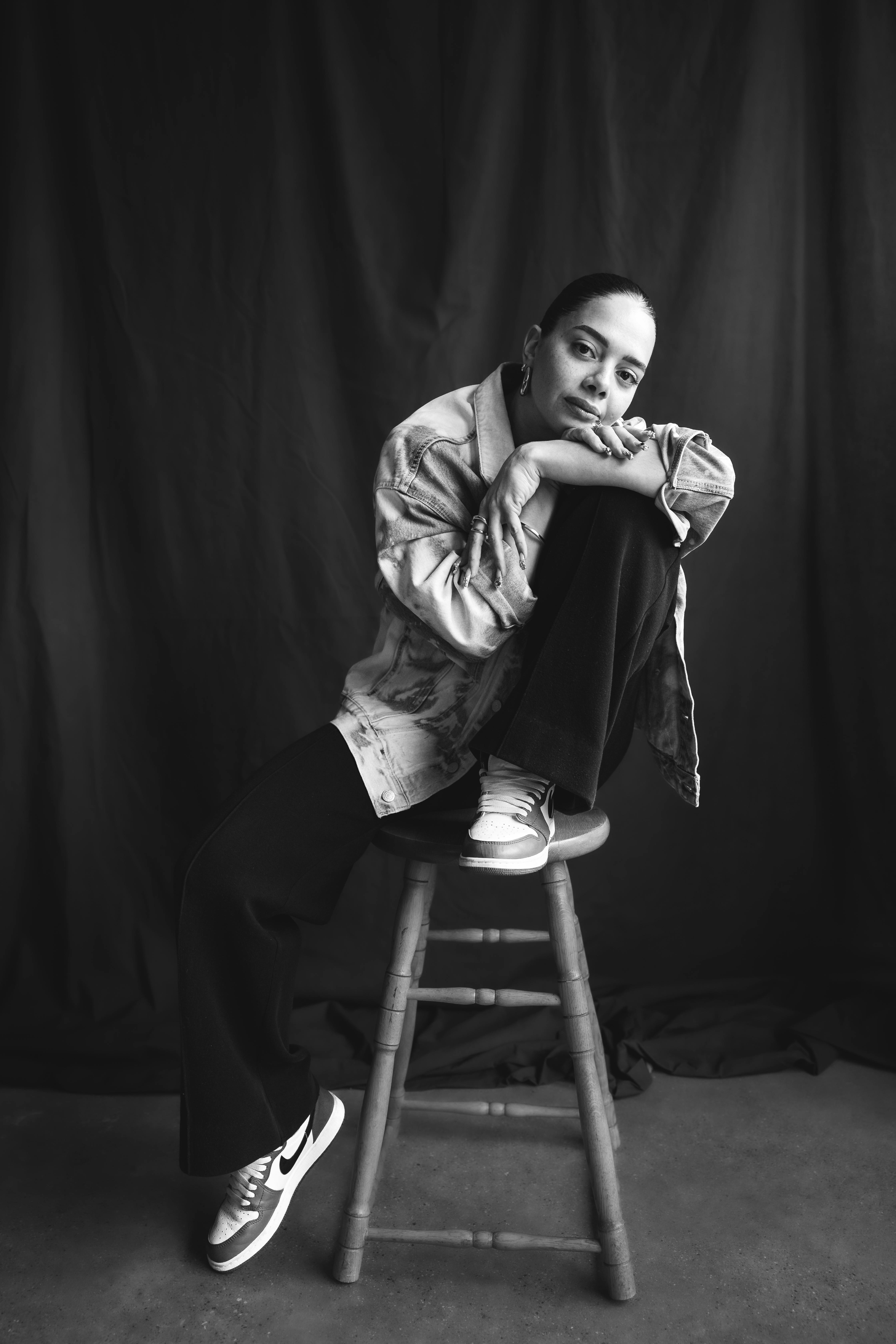 免费 一张永恒的黑白肖像照，照片中一位时尚的女士坐在芝加哥的凳子上。 素材图片