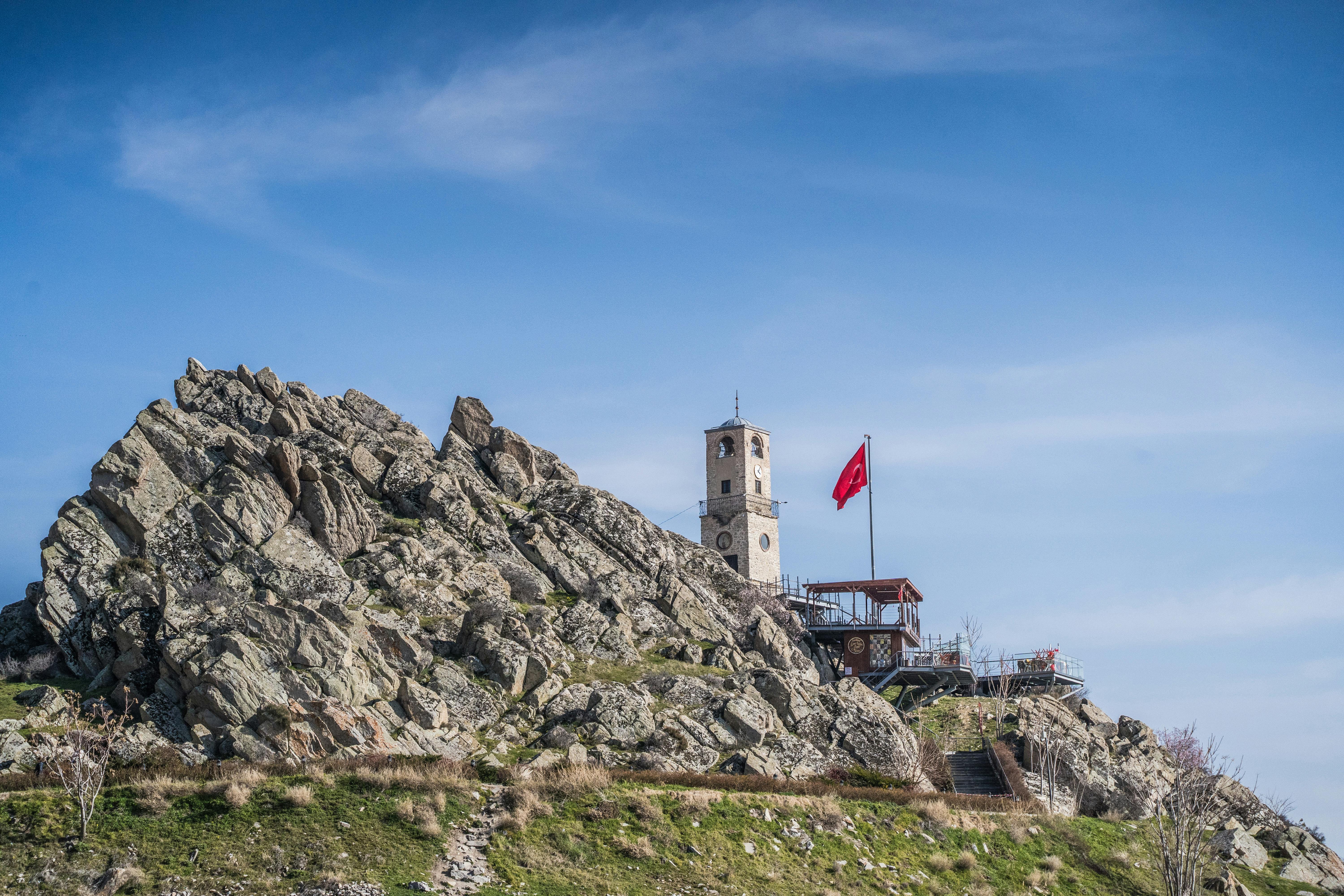 Zadarmo Malebný výhľad na skalné útvary a hodinovú vežu v ​​Sivrihisare, Eskişehir, Turecko. Fotka z fotobanky