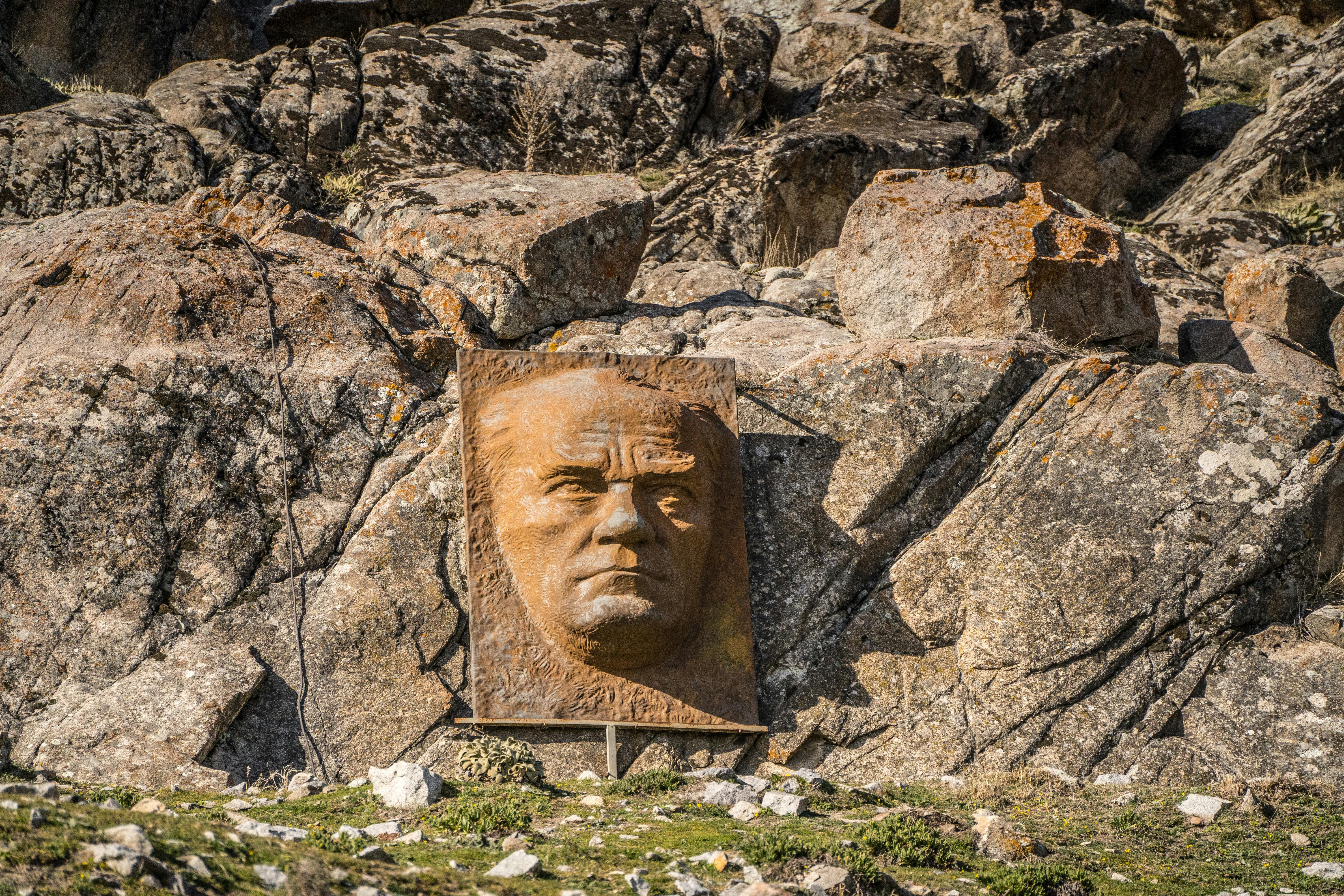 무료 햇빛 아래 투르키예(Türkiye) 시브리히사르(Sivrihisar)의 바위 풍경에 조각된 아타튀르크(Ataturk). 스톡 사진