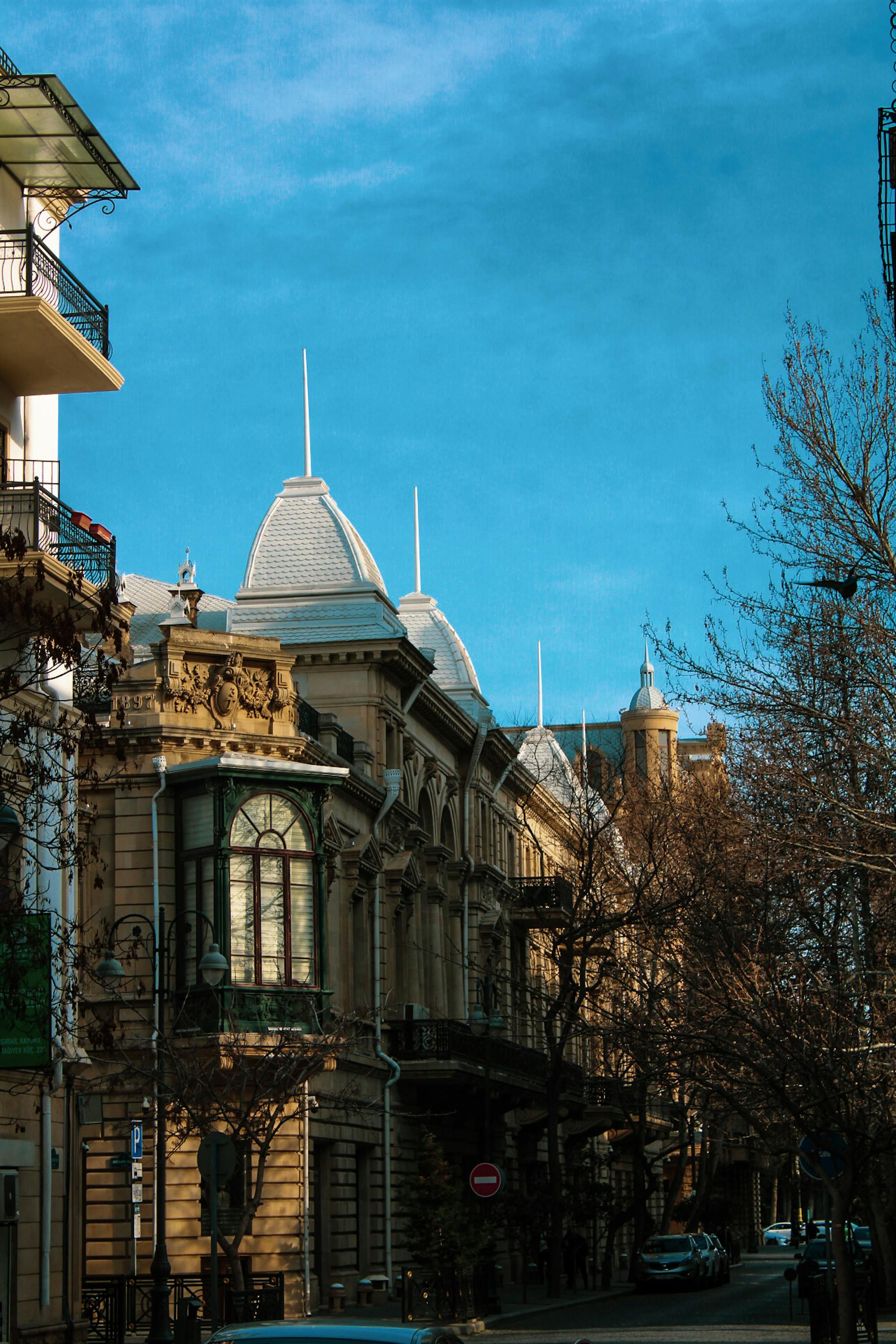 Безкоштовне Прекрасні історичні будівлі в центрі Баку під чистим блакитним небом, що підкреслюють азербайджанську архітектурну елегантність. стокове фото