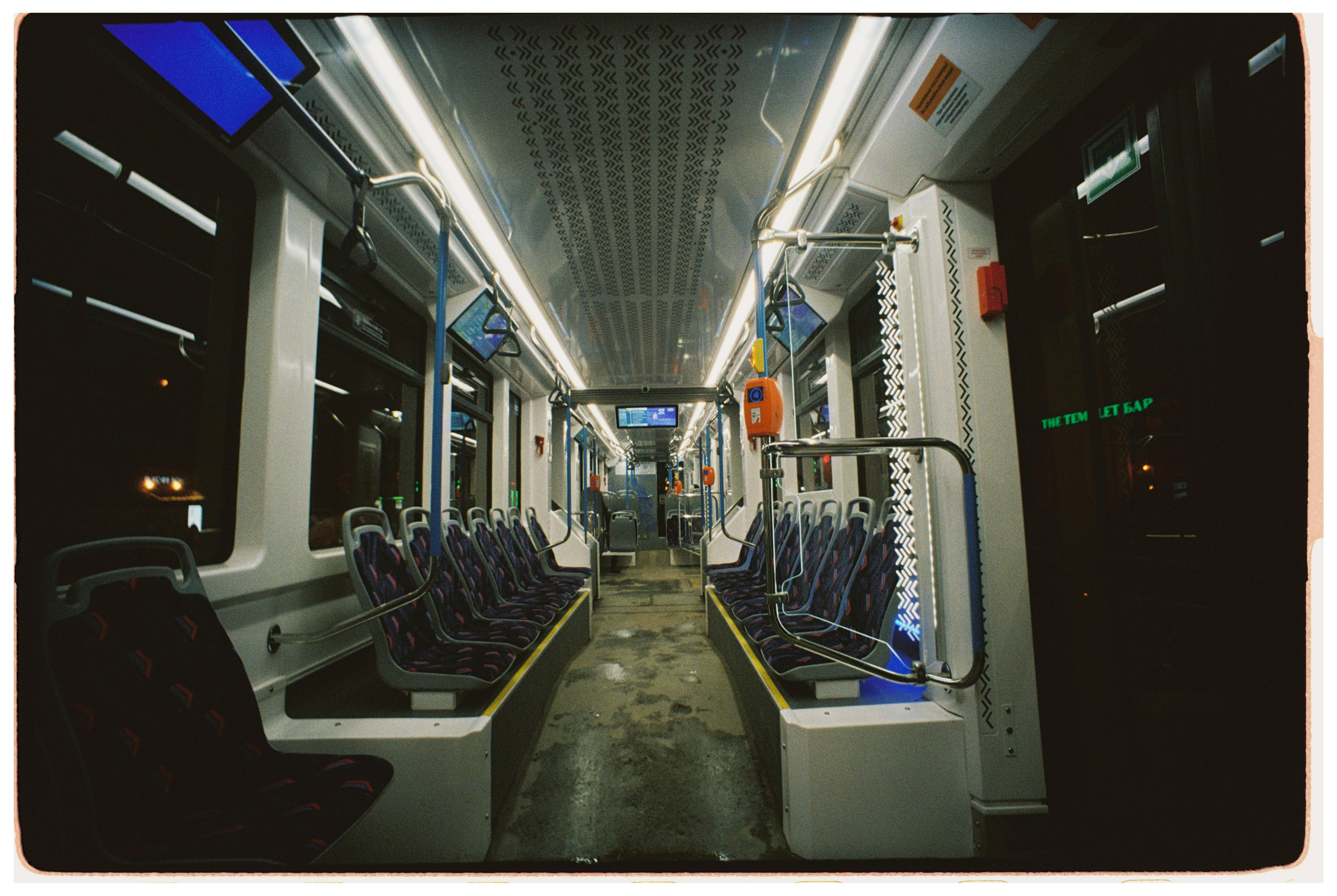 ingyenes Egy üres, modern villamosbelső éjszaka, megvilágított ülésekkel és képernyőkkel. Stockfotó