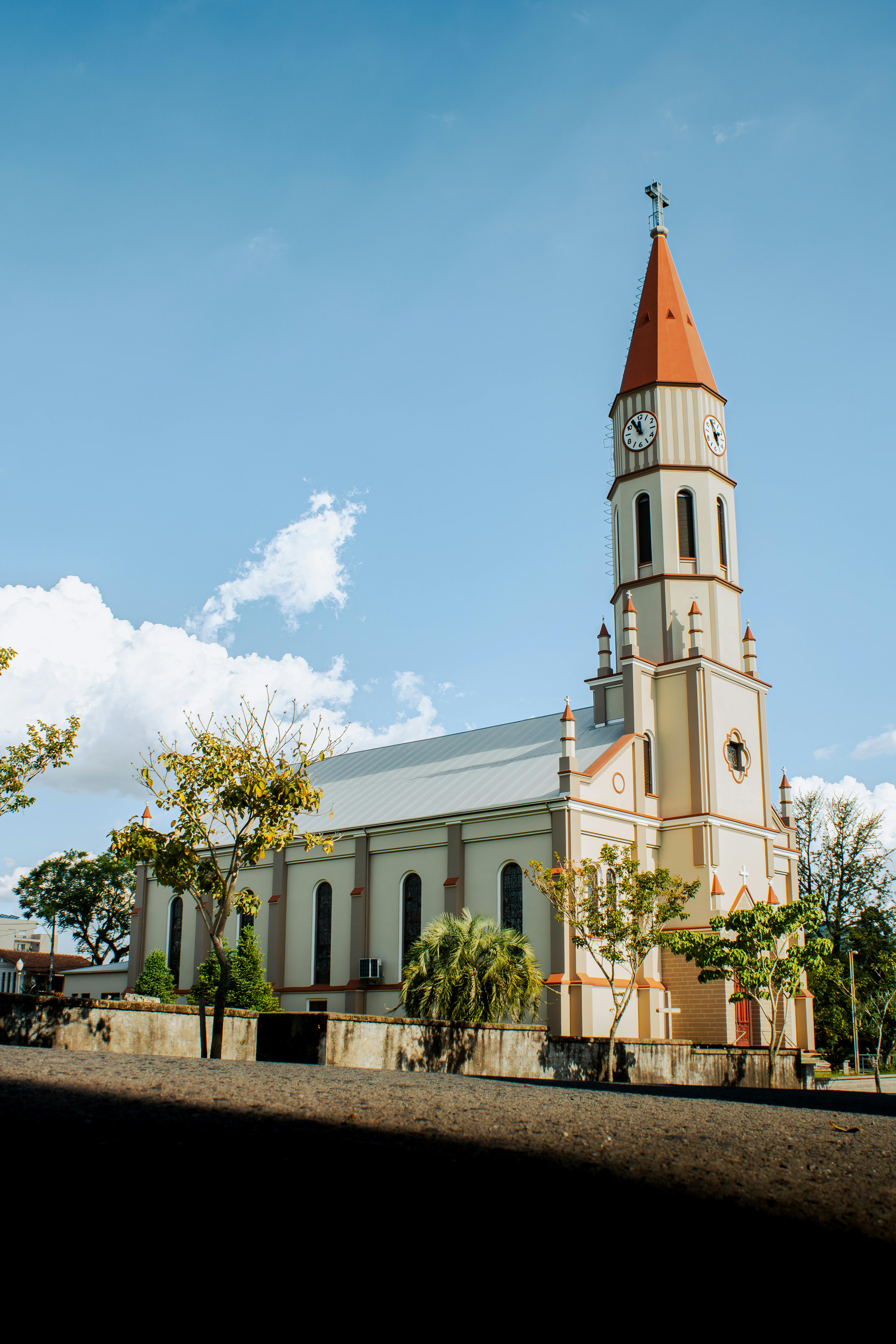 免费 阳光明媚的日子里，费利兹的圣方济各教堂展现出其标志性的建筑风格。 素材图片