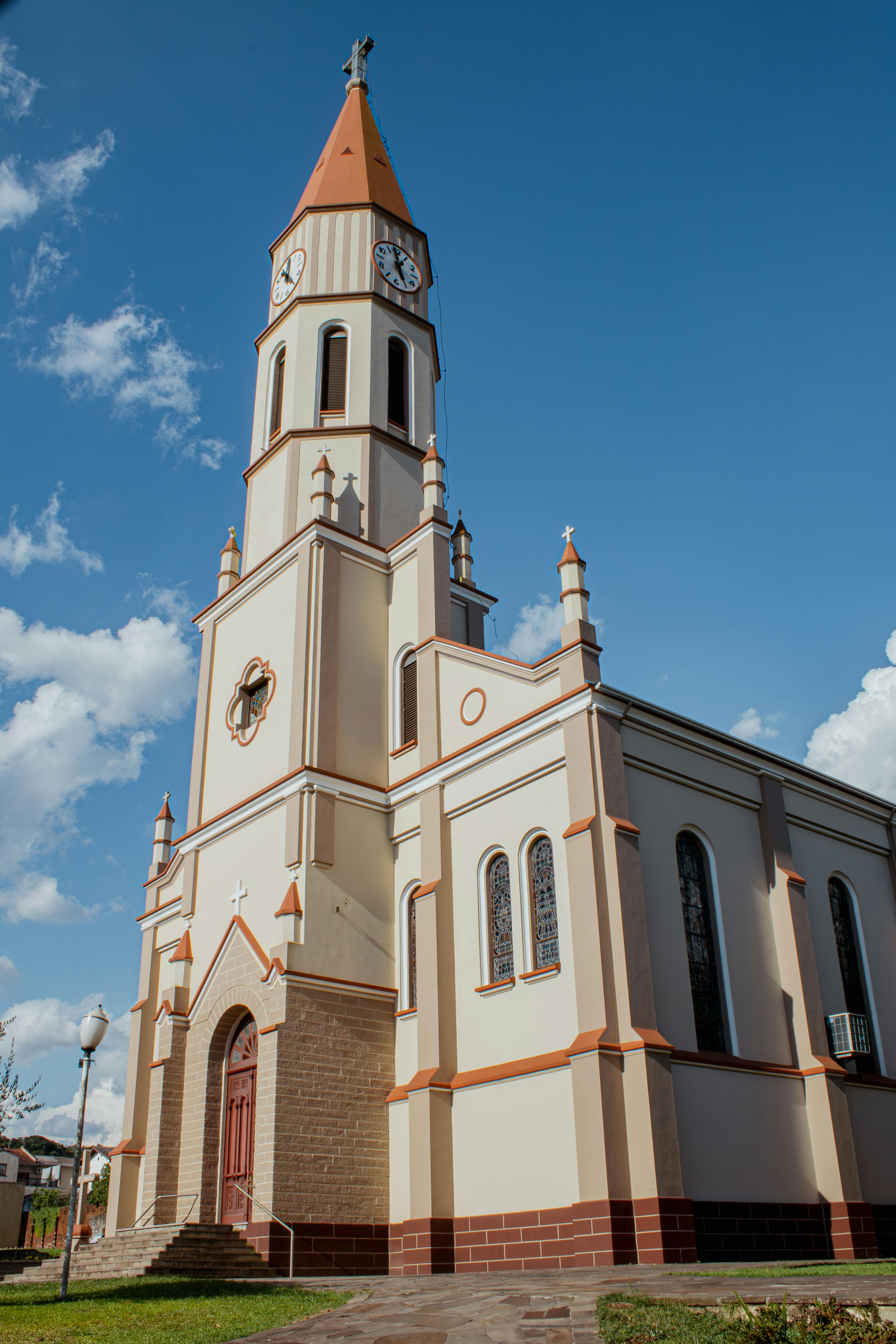 Zadarmo Krásny kostol s zdobenou architektúrou pod jasnou modrou oblohou vo Feliz v Brazílii. Fotka z fotobanky