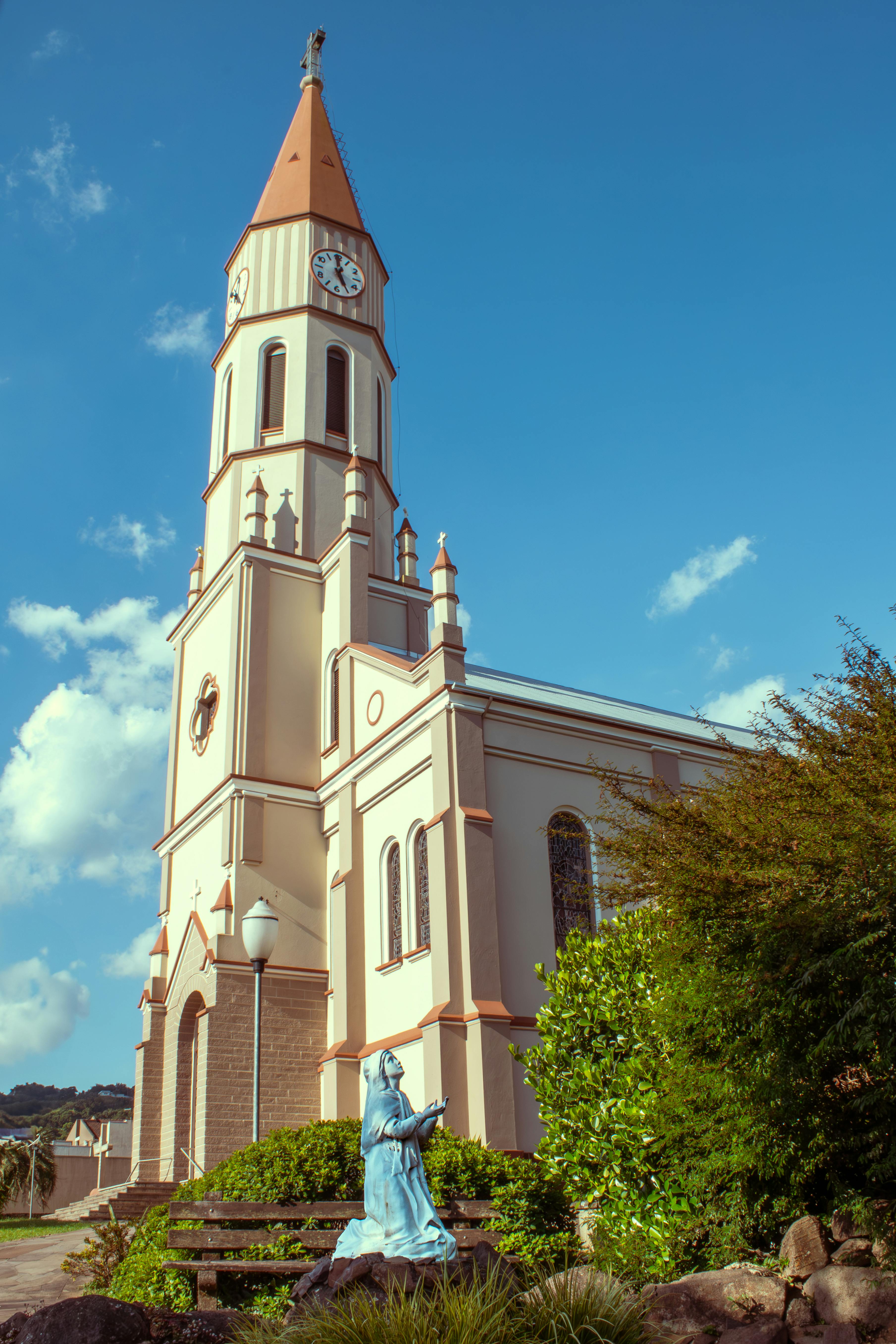 Zadarmo Krásny kostol s hodinovou vežou vo Feliz, Rio Grande do Sul, Brazília pod jasnou modrou oblohou. Fotka z fotobanky