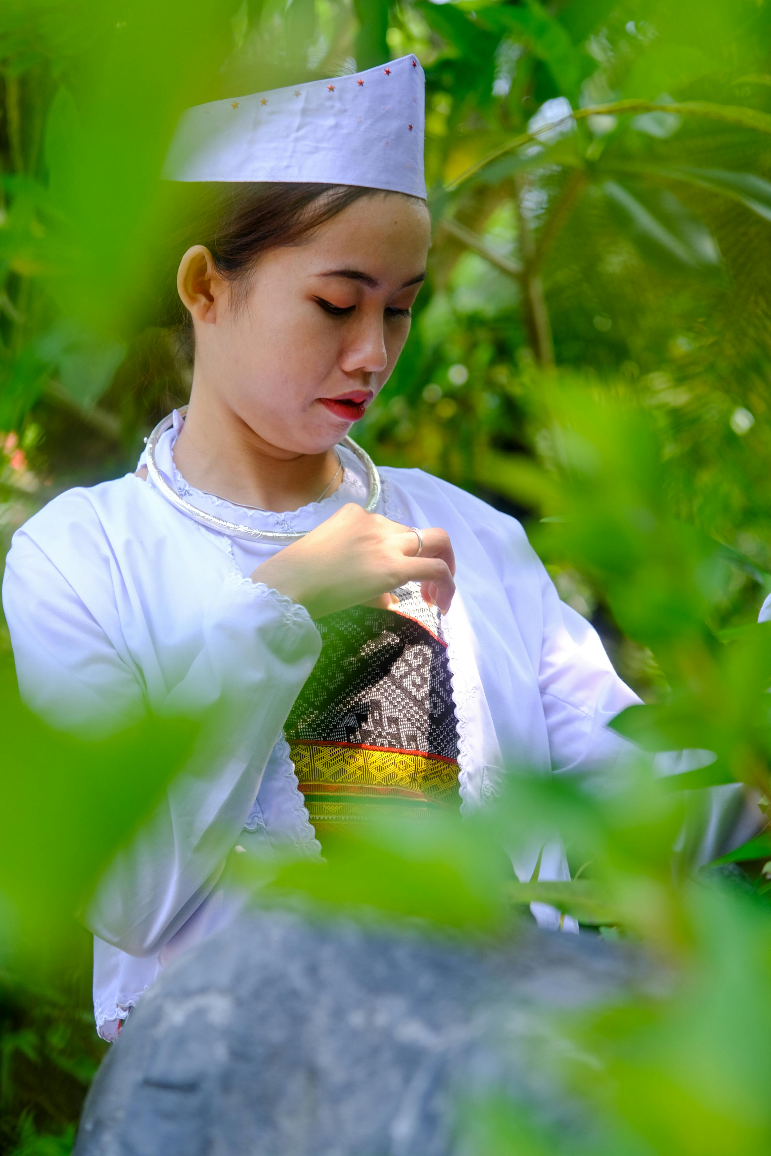 ฟรี ภาพถ่ายหญิงสาวในชุดพื้นเมืองเวียดนามท่ามกลางธรรมชาติอันเขียวขจี เมืองเว้ ประเทศเวียดนาม คลังภาพถ่าย