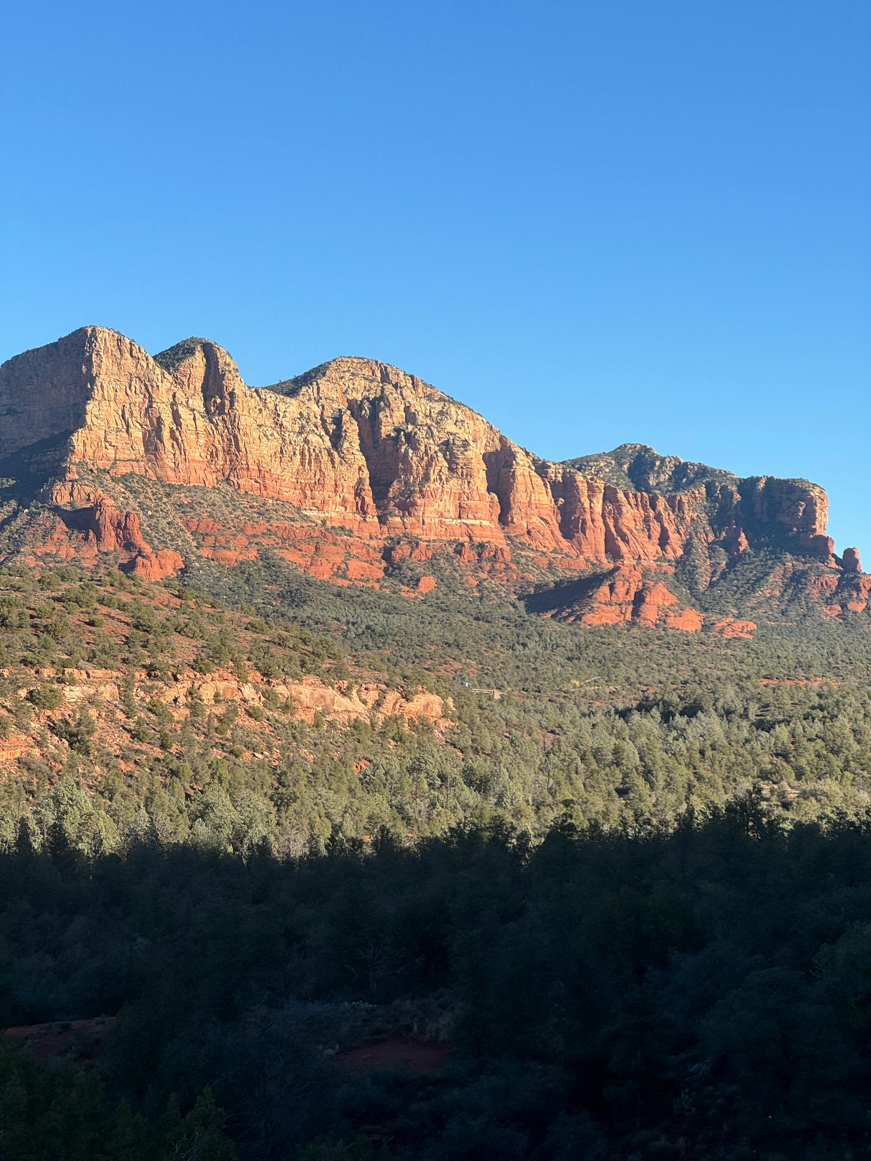 Безкоштовне Неймовірний схід сонця над знаковими червоними скелями Аризони, що вловлює природну красу. стокове фото