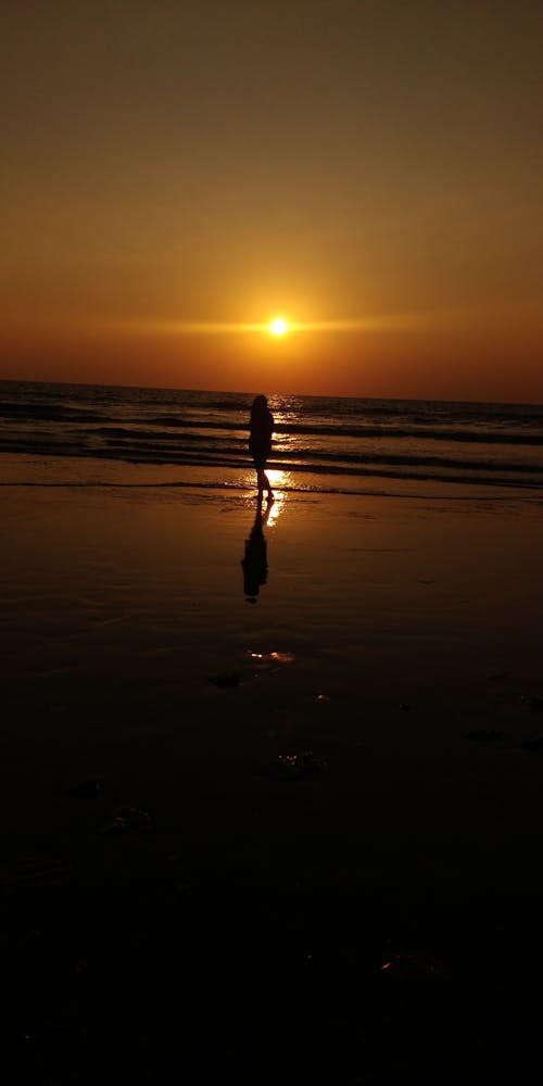 Foto stok gratis matahari terbenam di pantai