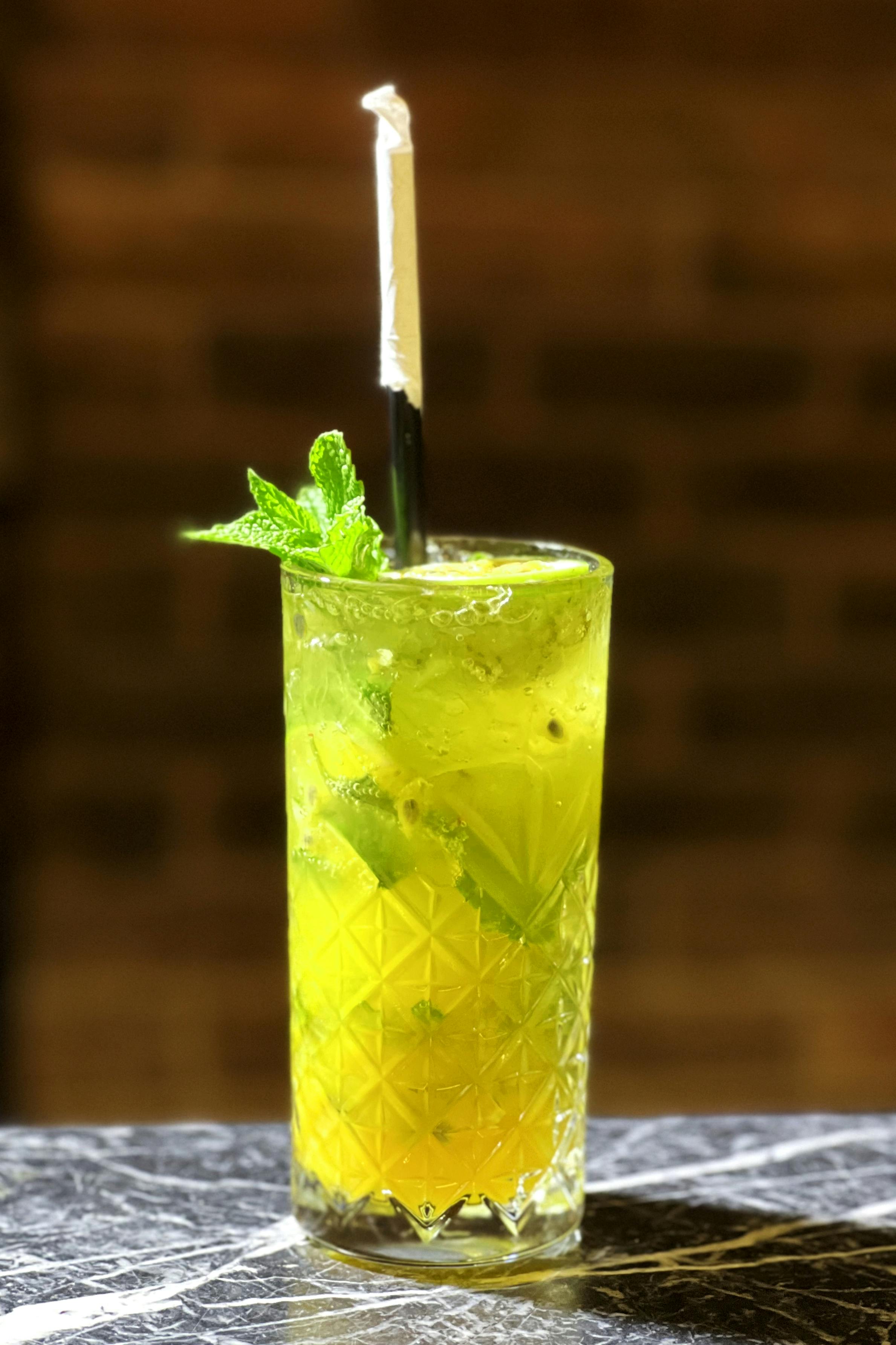 Zadarmo Vysoký pohár mojita s mätou a ľadom na mramorovom stole, ideálny na leto. Fotka z fotobanky