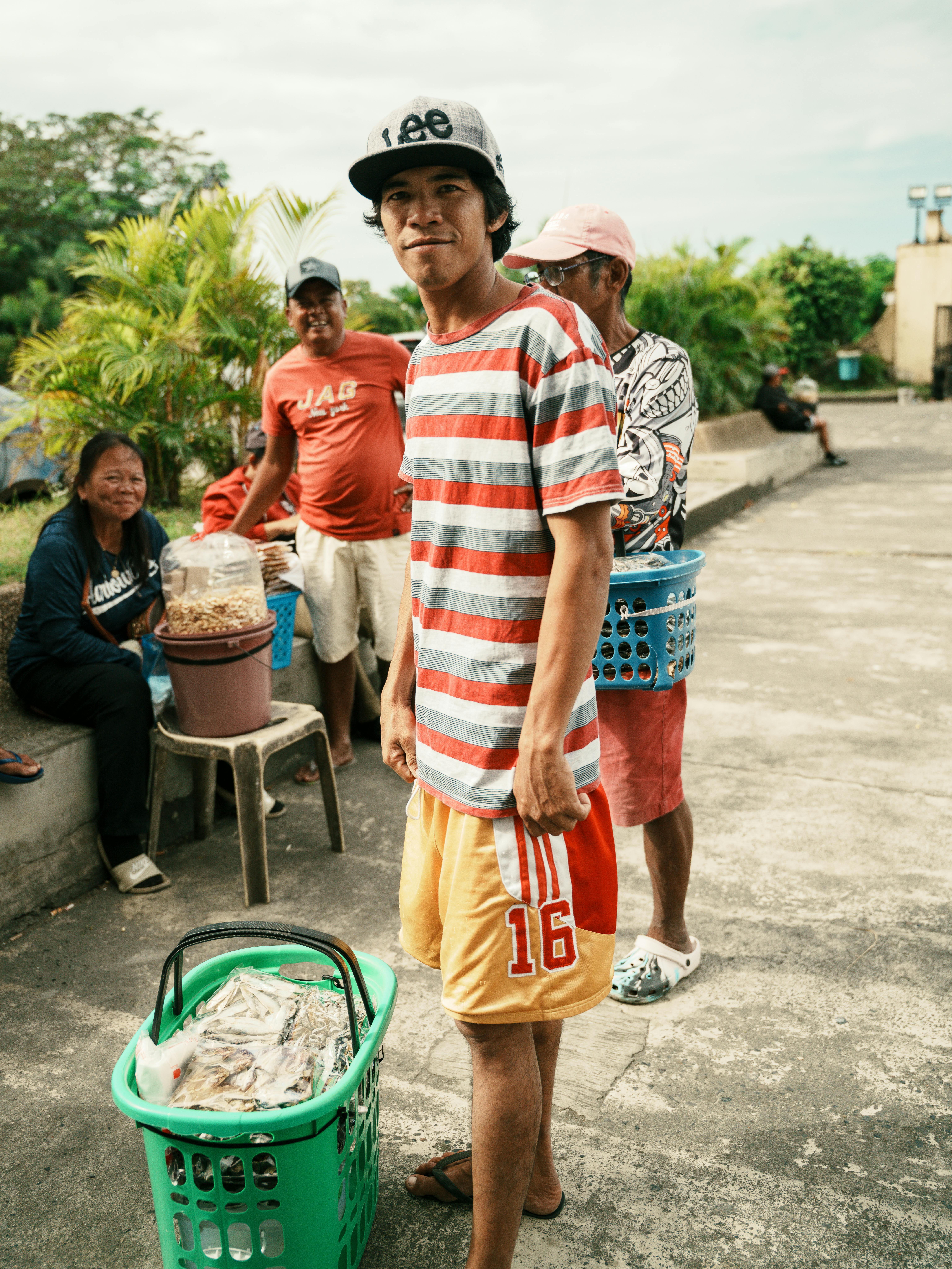 免費 在陽光明媚的日子裡，菲律賓塔爾鎮的當地街頭小販在戶外販售傳統小吃。 圖庫相片