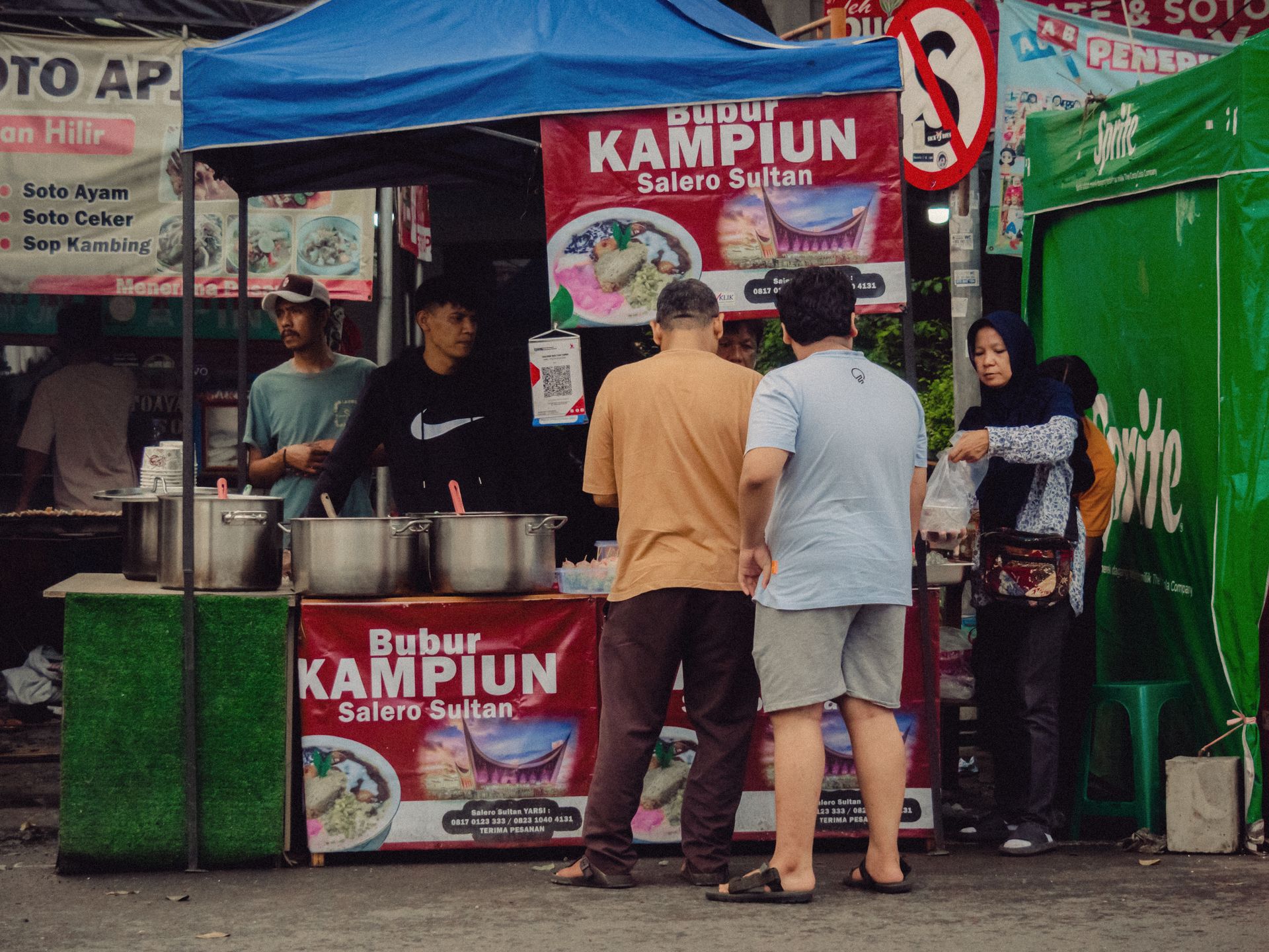Puestos de un mercado callejero en Yakarta