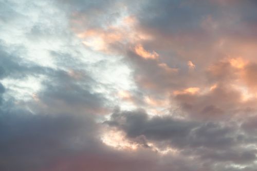 Free Captivating pastel sky at sunset with a blend of soft clouds creating a serene atmosphere. Stock Photo