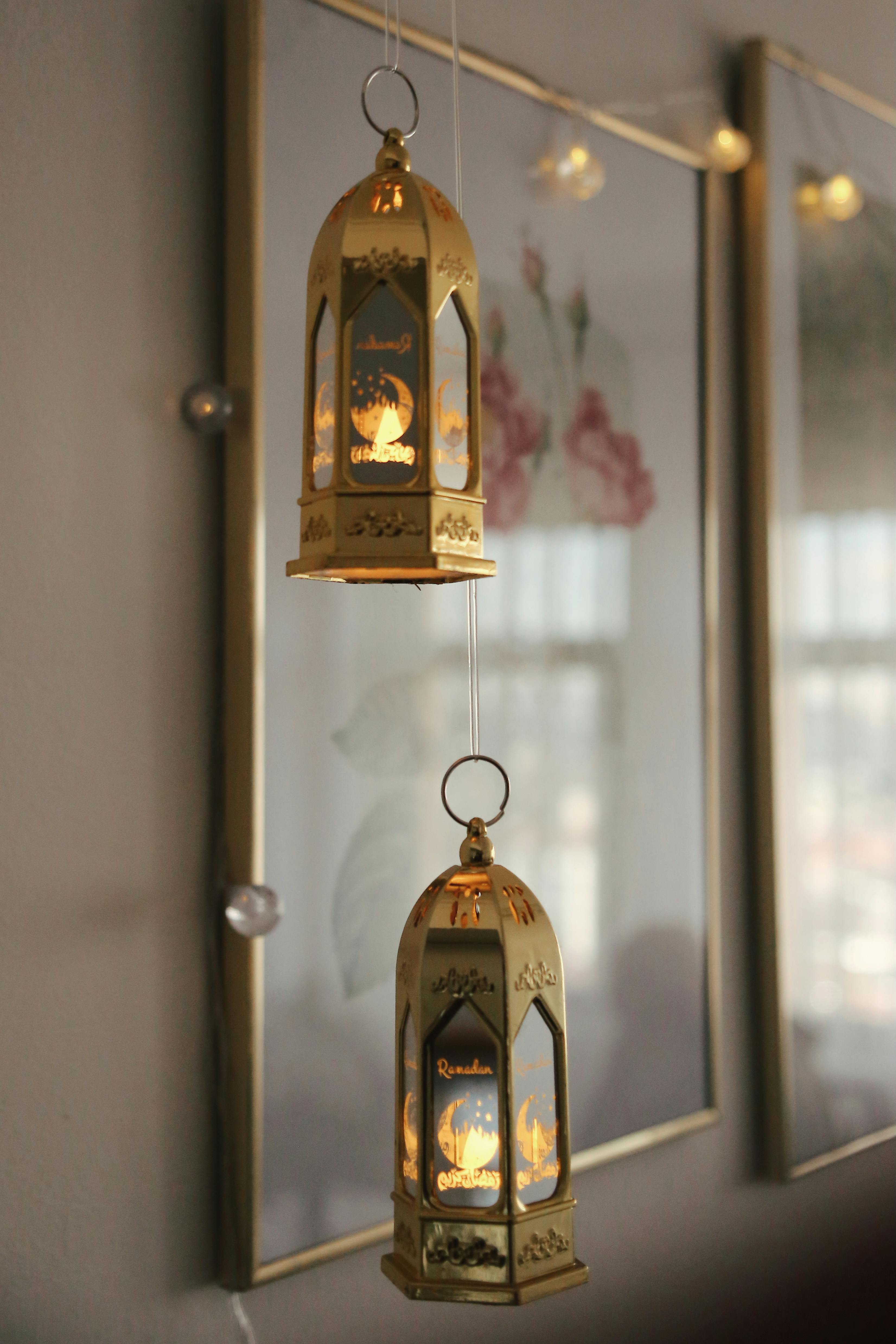 免費 懸掛的金色燈籠散發著柔和的光芒，為室內增添了溫馨的氛圍。 圖庫相片