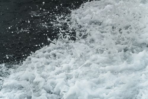 Free Captivating image of ocean waves crashing and splashing, showcasing the power and beauty of nature. Stock Photo
