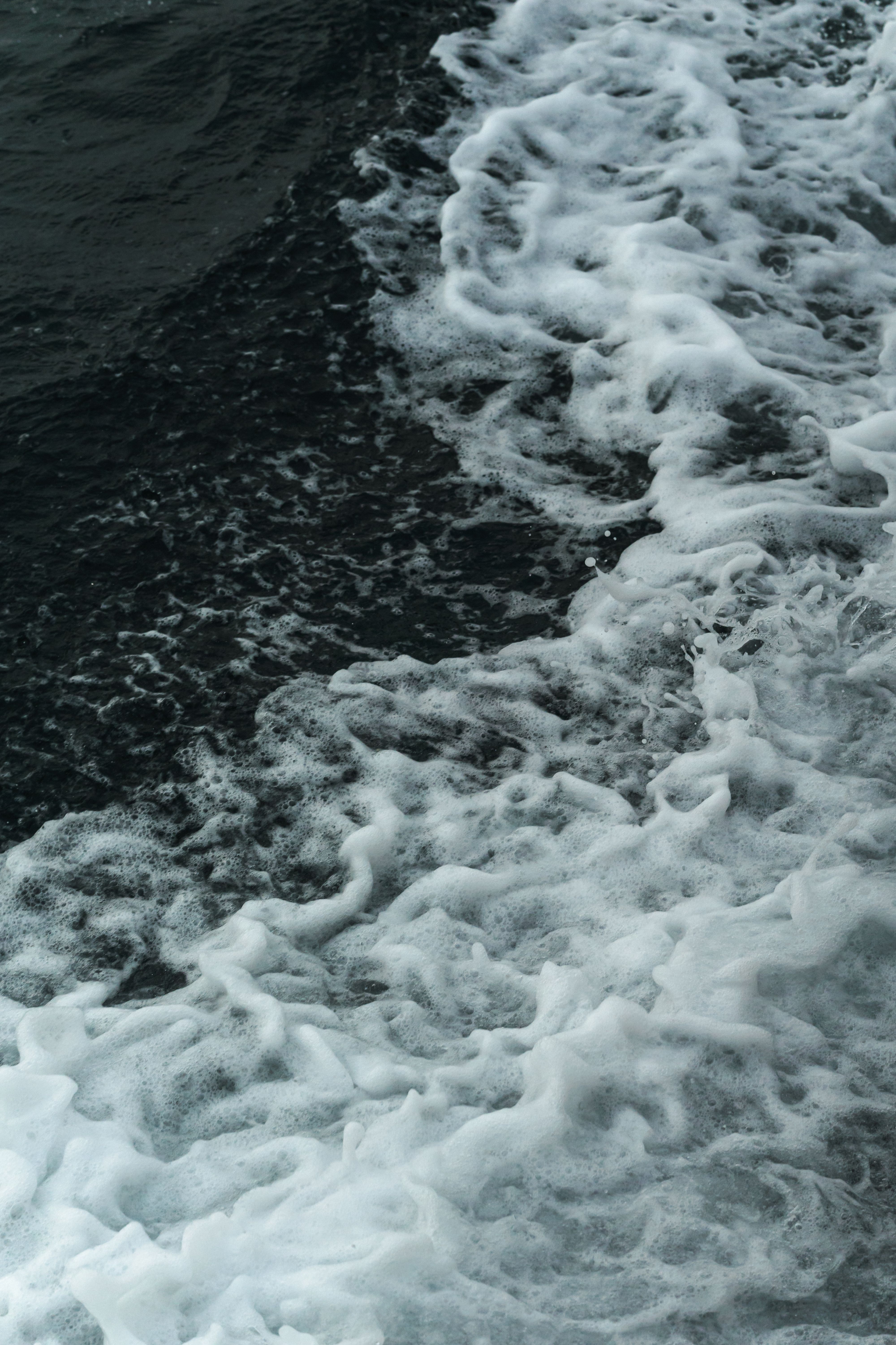 Dynamic Ocean Waves with White Foam · Free Stock Photo