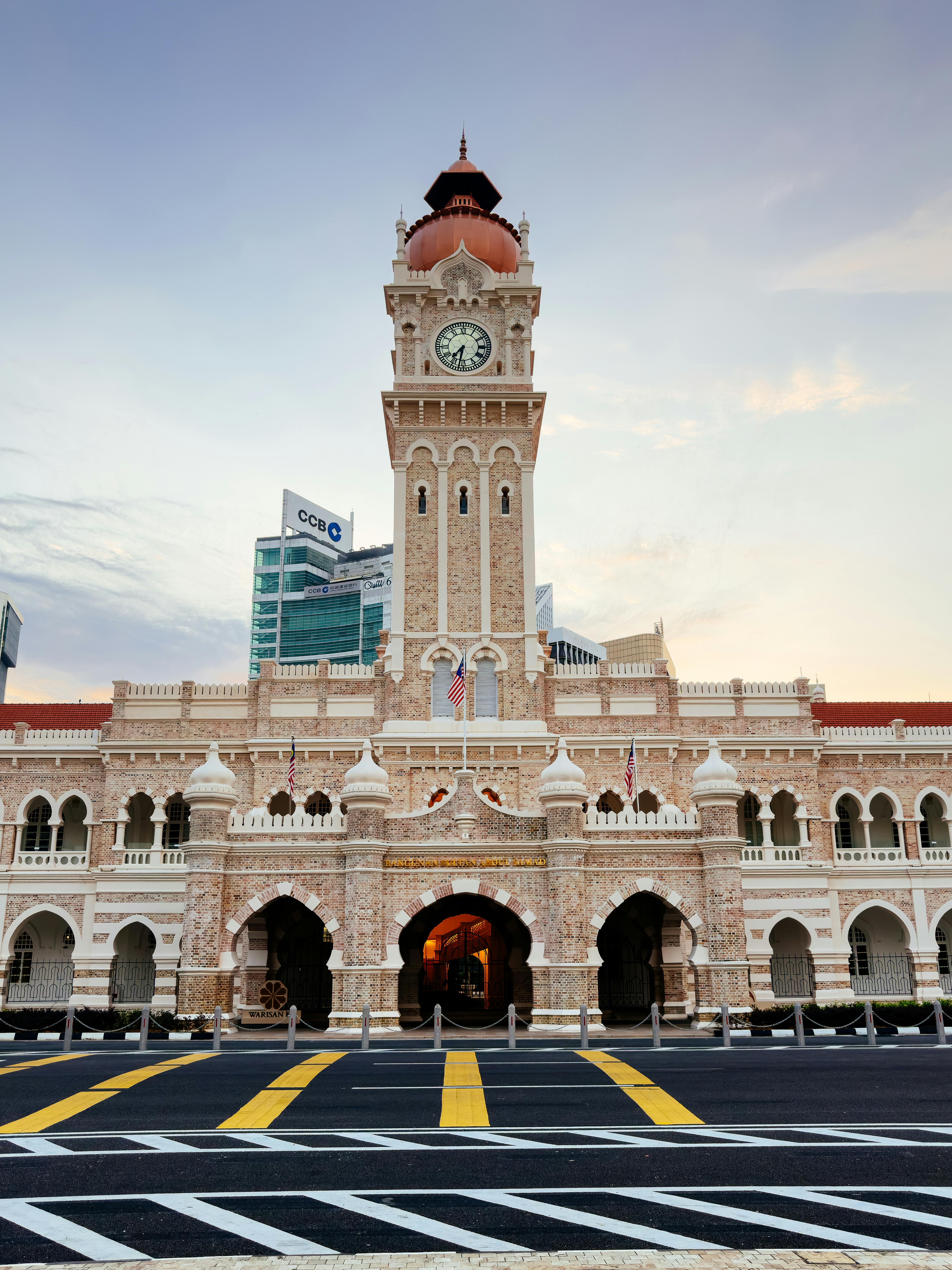 免费 黄昏时分，吉隆坡历史悠久的苏丹阿都沙末大厦展现出优雅的景色。 素材图片