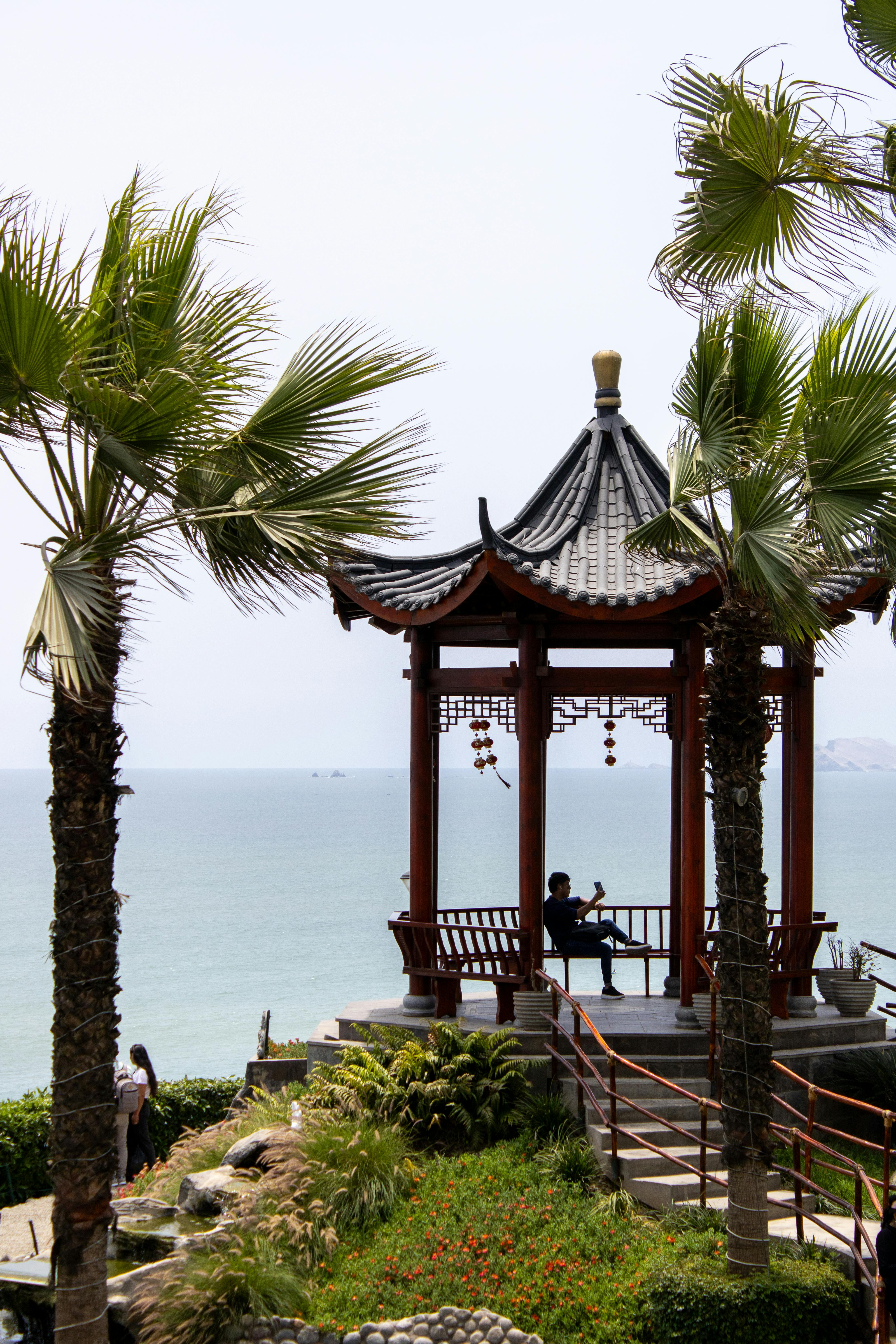 ฟรี ภาพบรรยากาศอันเงียบสงบ ณ ศาลาสไตล์จีนที่มองเห็นวิวทะเลในเมืองกาเยา ประเทศเปรู คลังภาพถ่าย