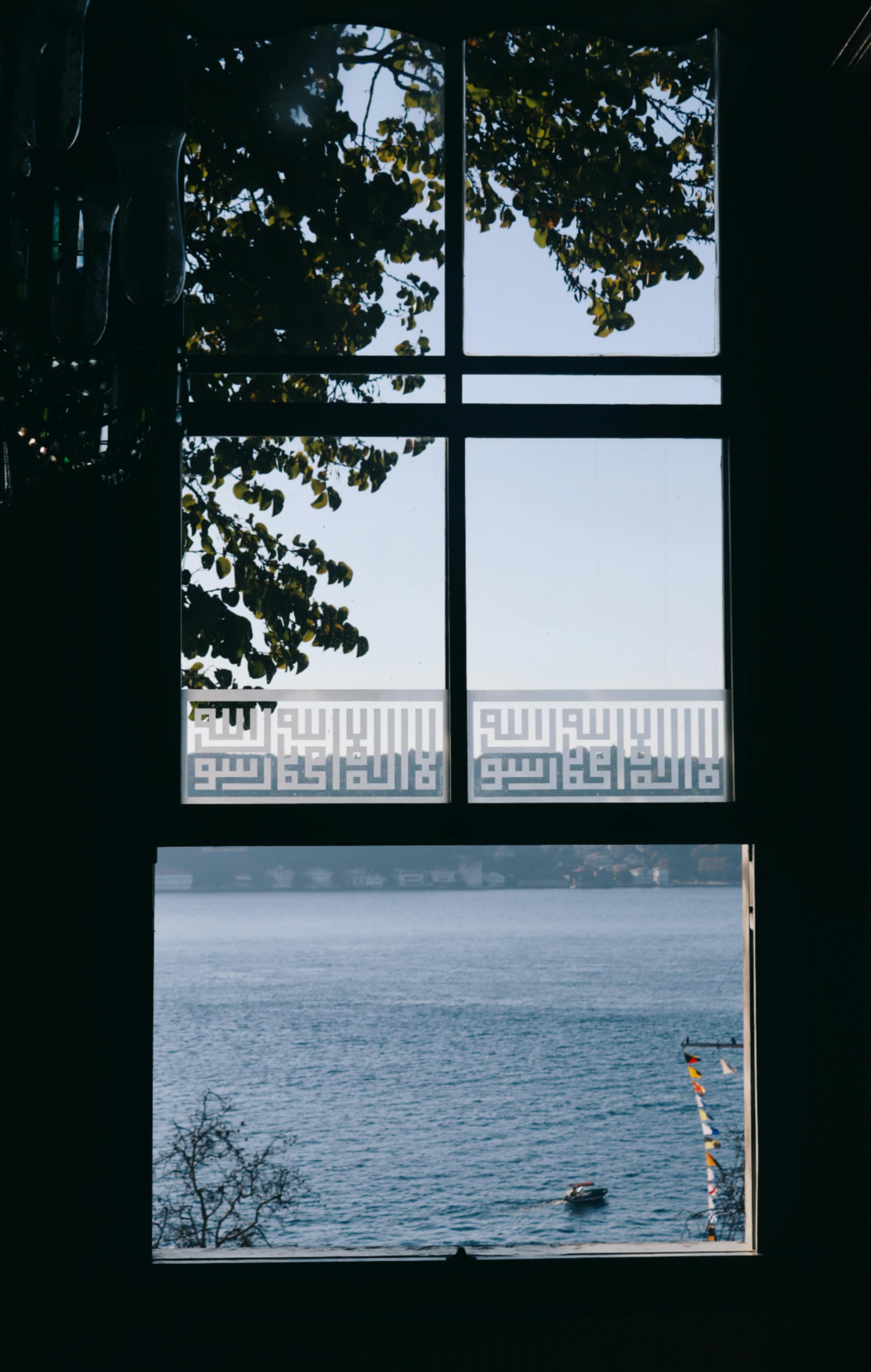 Zadarmo Pokojný výhľad na Bospor cez okno s arabskou kaligrafiou. Fotka z fotobanky