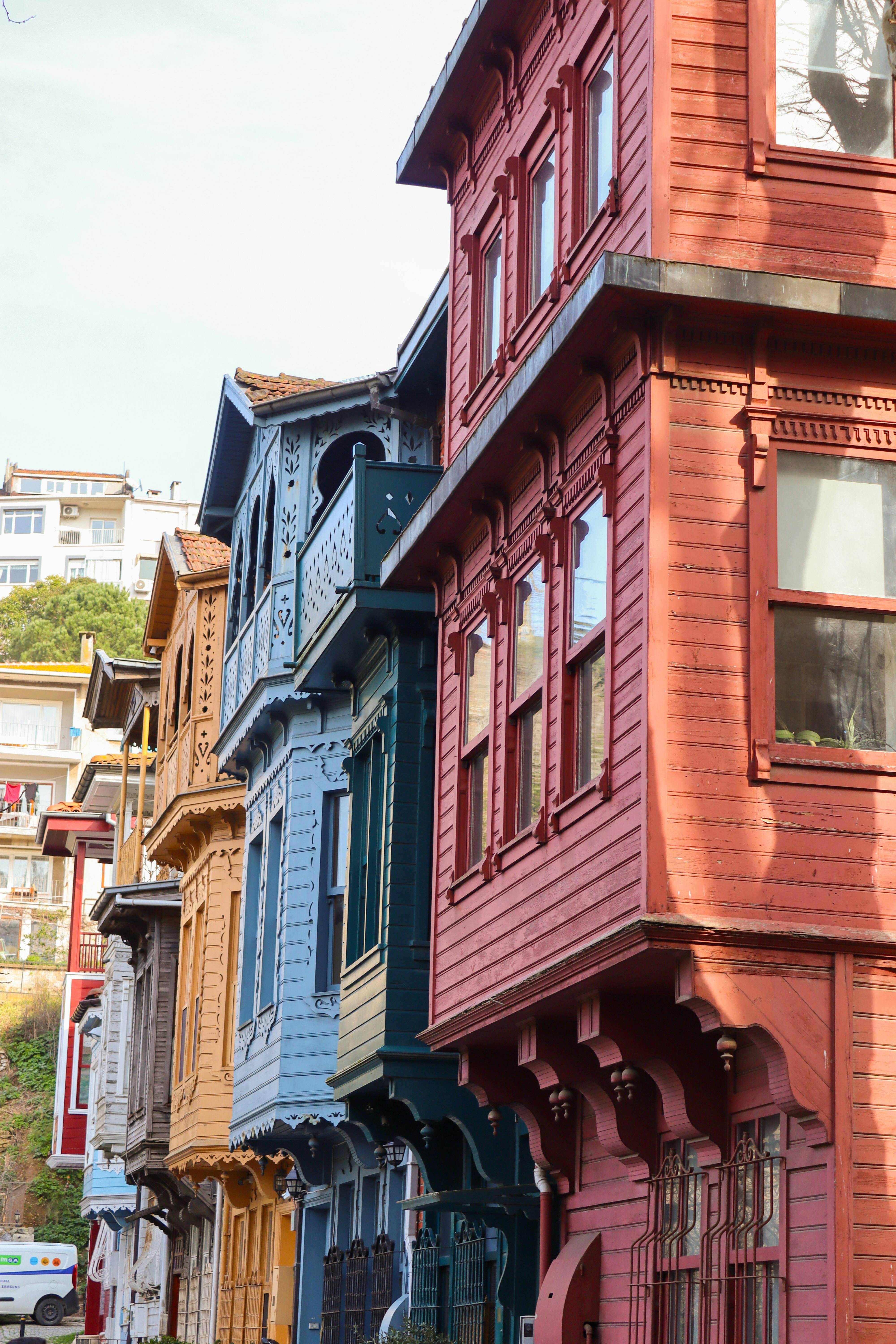 免费 伊斯坦布尔库兹贡朱克街两旁林立着色彩鲜艳的木屋，展现了独特的奥斯曼建筑风格。 素材图片