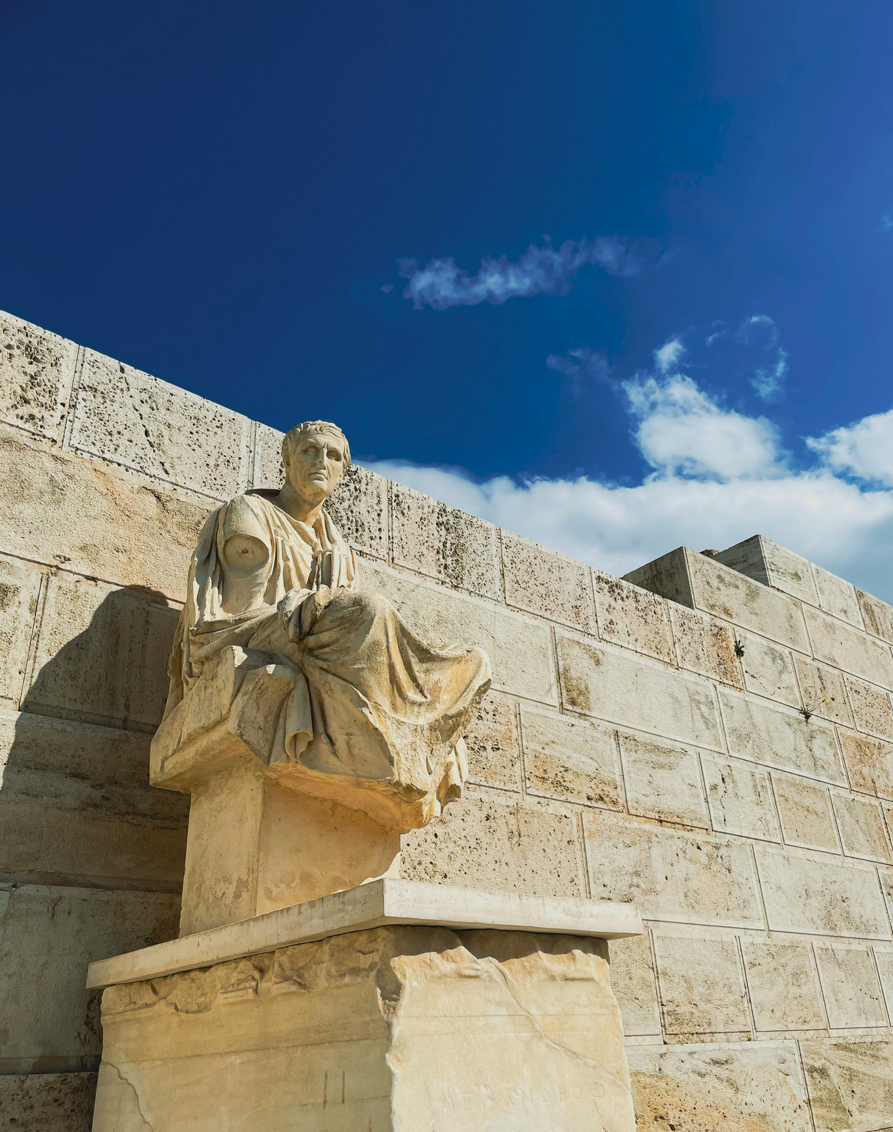 Zadarmo Elegantná staroveká grécka socha na pozadí modrej oblohy v Aténach v Grécku. Podmanivý cestovný a historický orientačný bod. Fotka z fotobanky