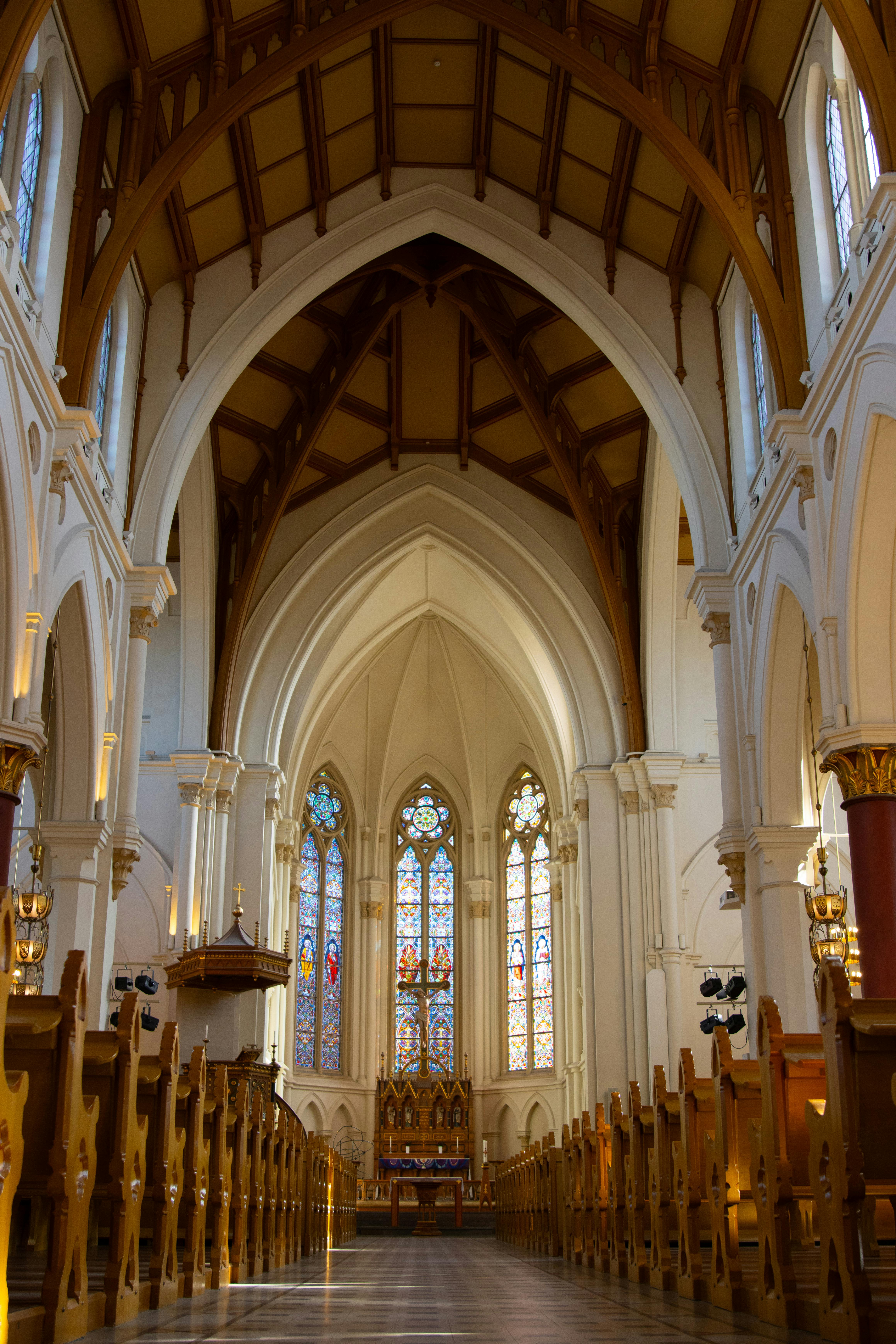 免费 瑞典延雪平哥特式大教堂内部的壮丽景色。 素材图片