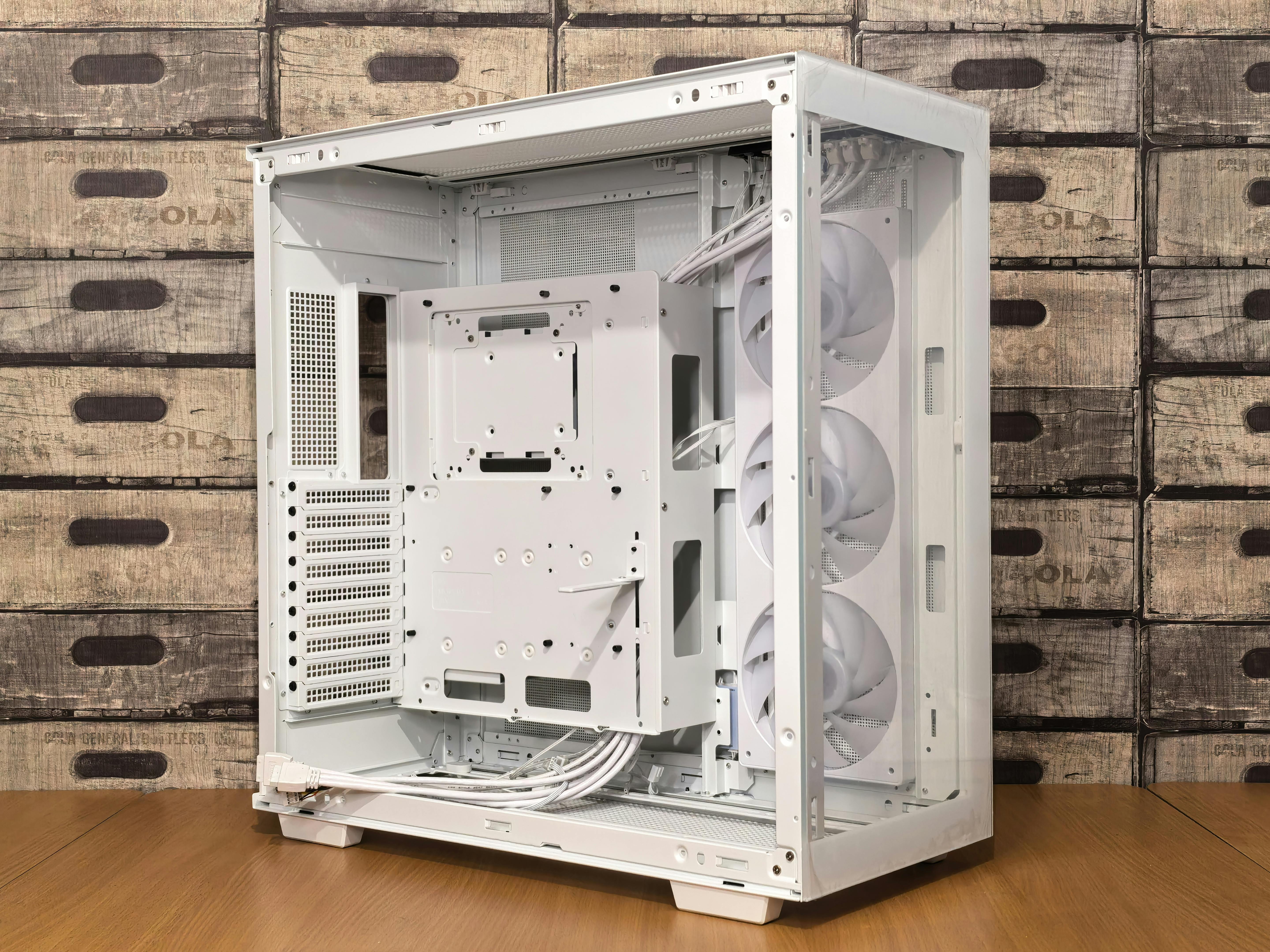 Zadarmo Otvorená elegantná biela PC skriňa s niekoľkými ventilátormi na pozadí rustikálnej drevenej debny. Fotka z fotobanky
