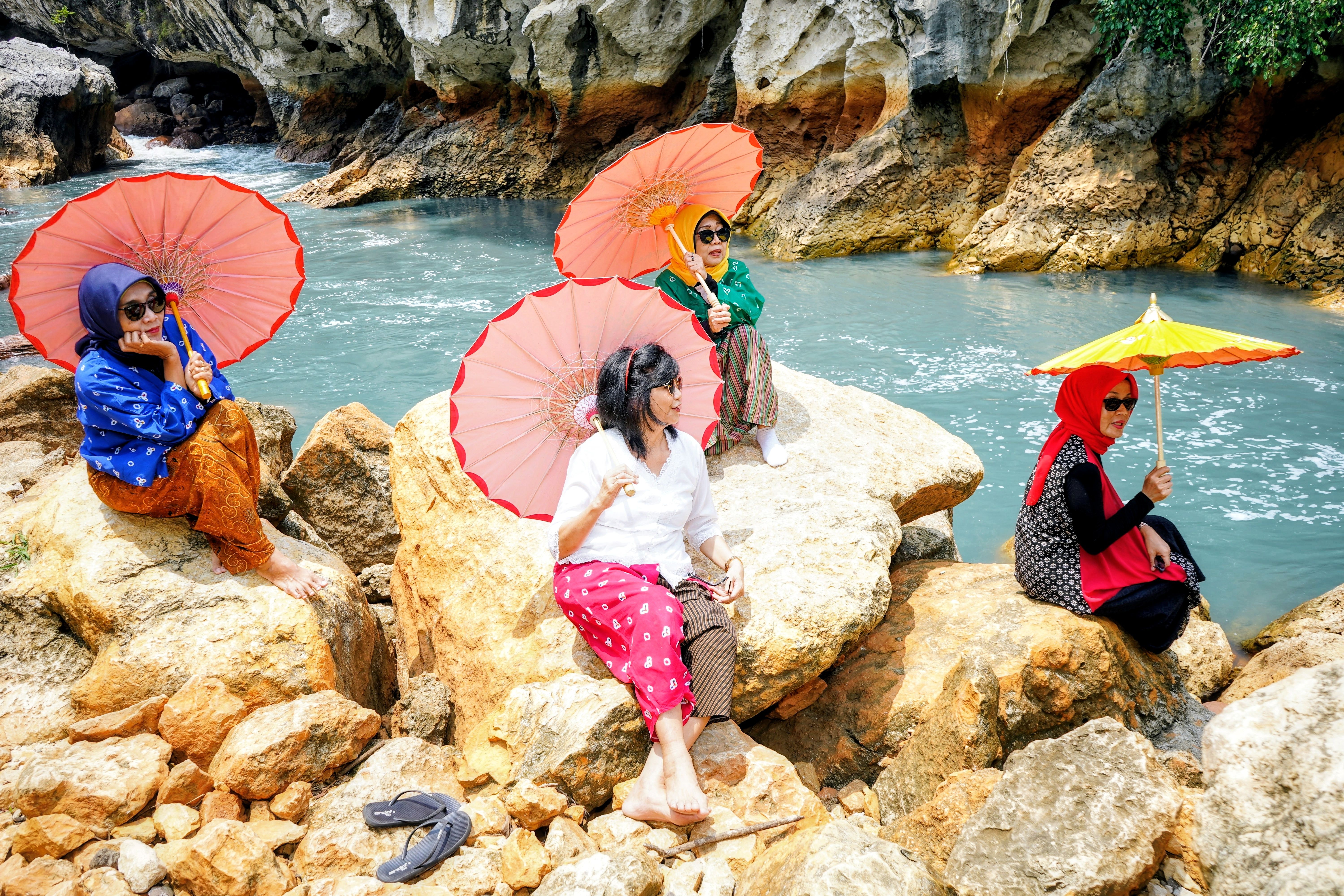 Wisatawan Menikmati Pemandangan Jogja