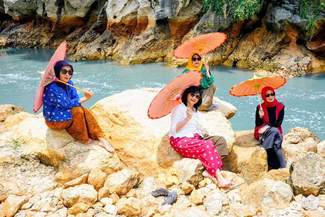 Java Riverside Color Women with Parasols by a River in West Java · Free Stock Photo