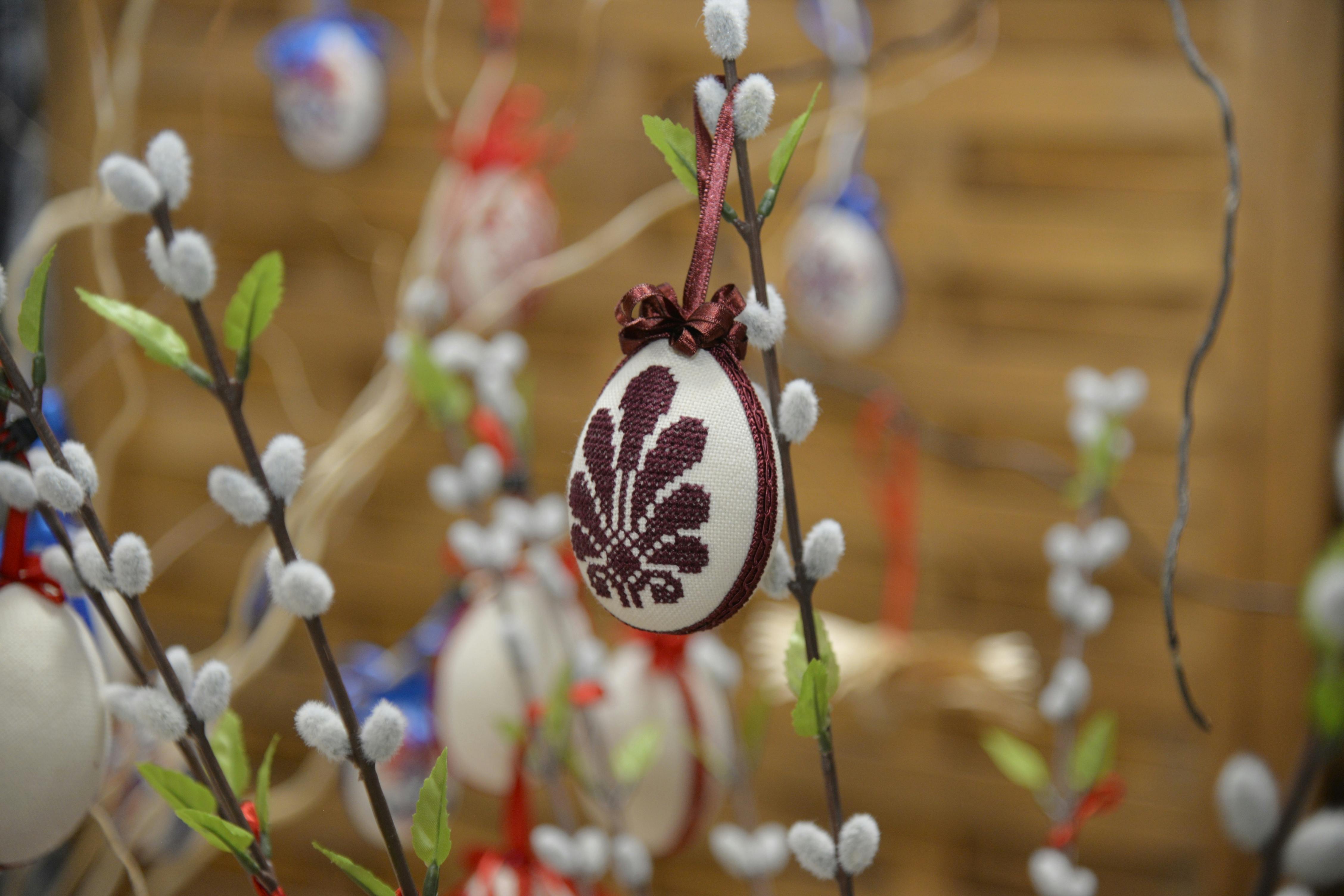 免費 匈牙利瓦薩羅斯納梅尼，柳枝上懸掛著精美的十字繡復活節彩蛋的特寫。 圖庫相片
