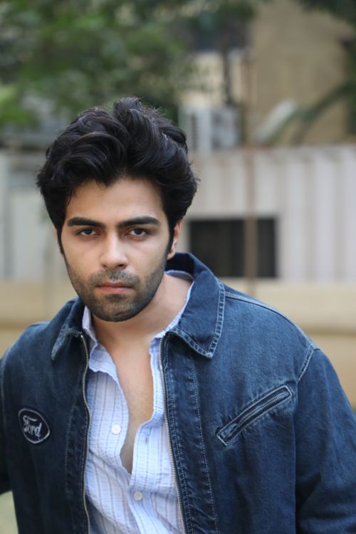 Free Confident man in a denim jacket posing outdoors with a focused expression. Stock Photo