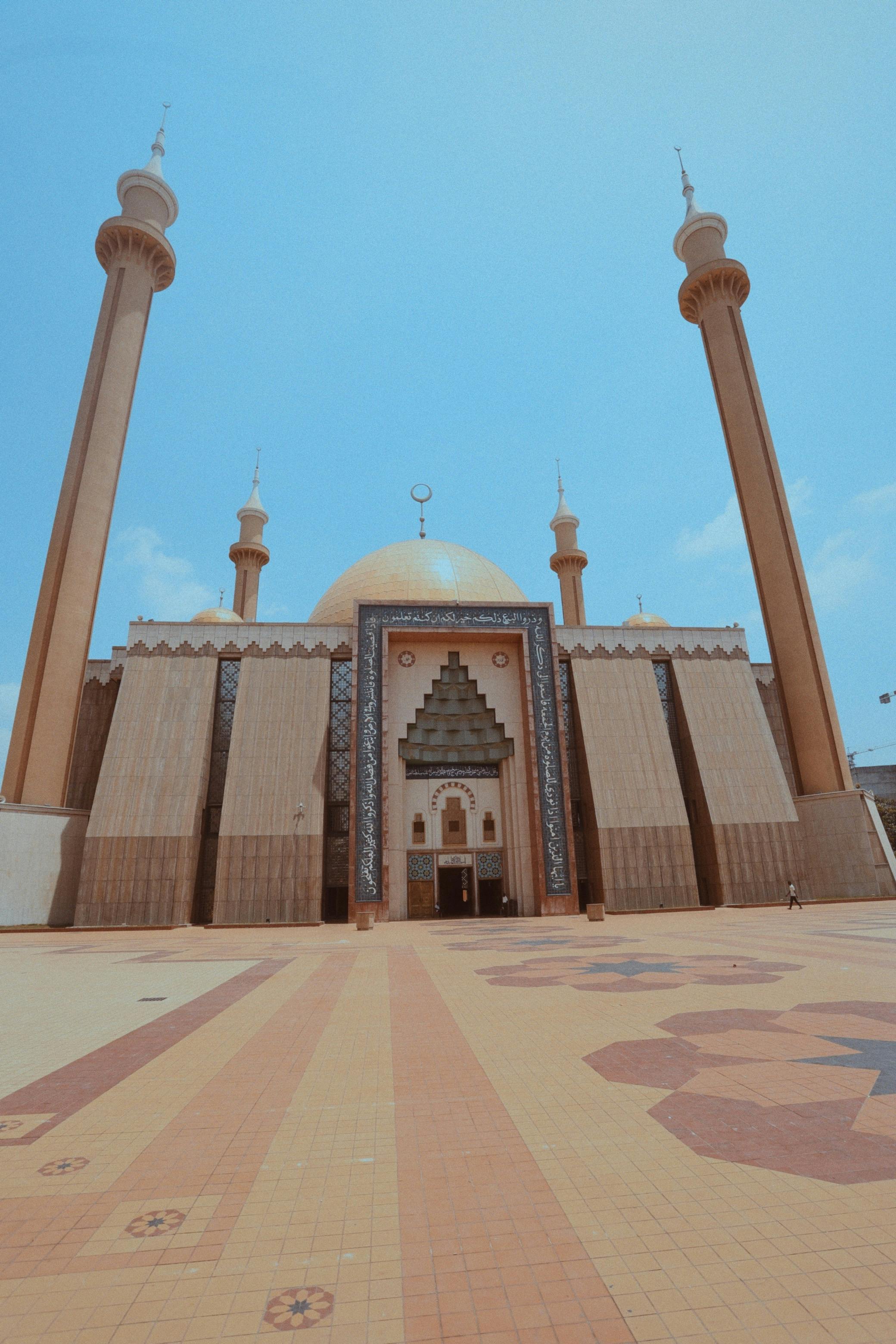 Zadarmo Záber krásnej mešity s vysokými minaretmi pod jasnou modrou oblohou, ktorá prezentuje islamskú architektúru. Fotka z fotobanky