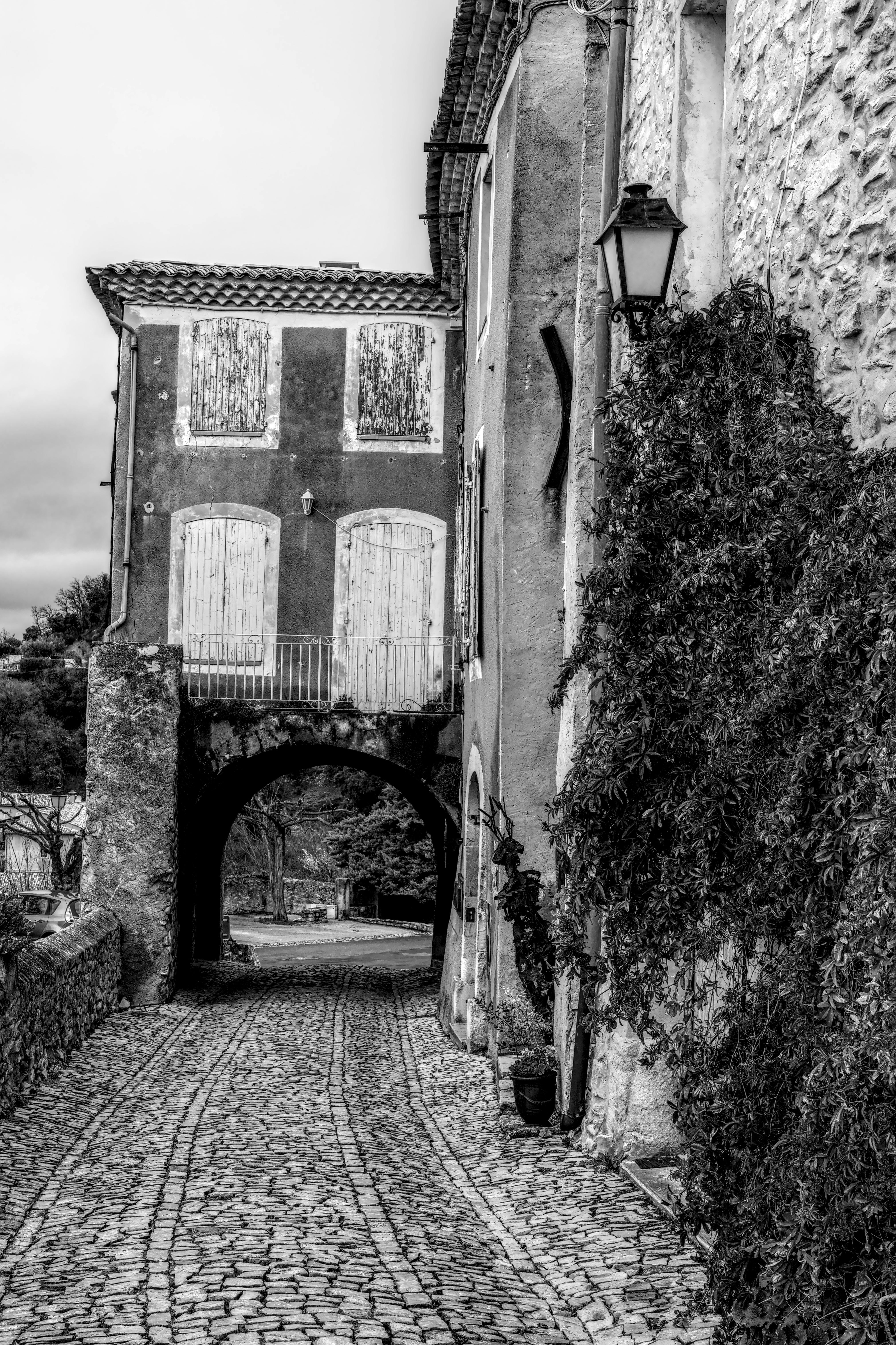 ingyenes Egy festői, macskaköves sikátor egy hangulatos francia faluban, lenyűgöző fekete-fehér felvételen. Stockfotó