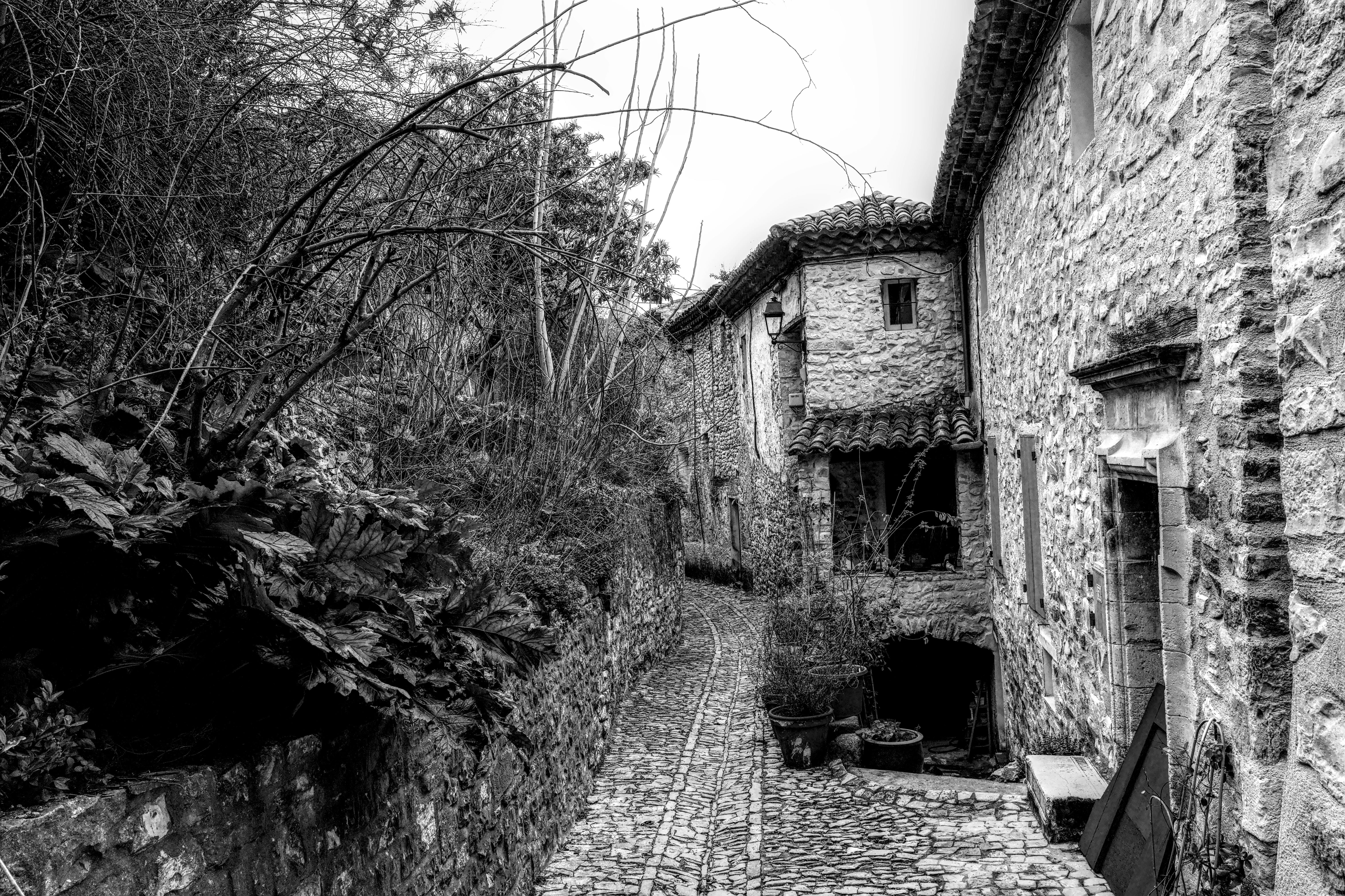 ฟรี ภาพขาวดำของตรอกหินกรวดเล็กๆ ที่สวยงามในหมู่บ้านเก่าแก่ของฝรั่งเศส คลังภาพถ่าย