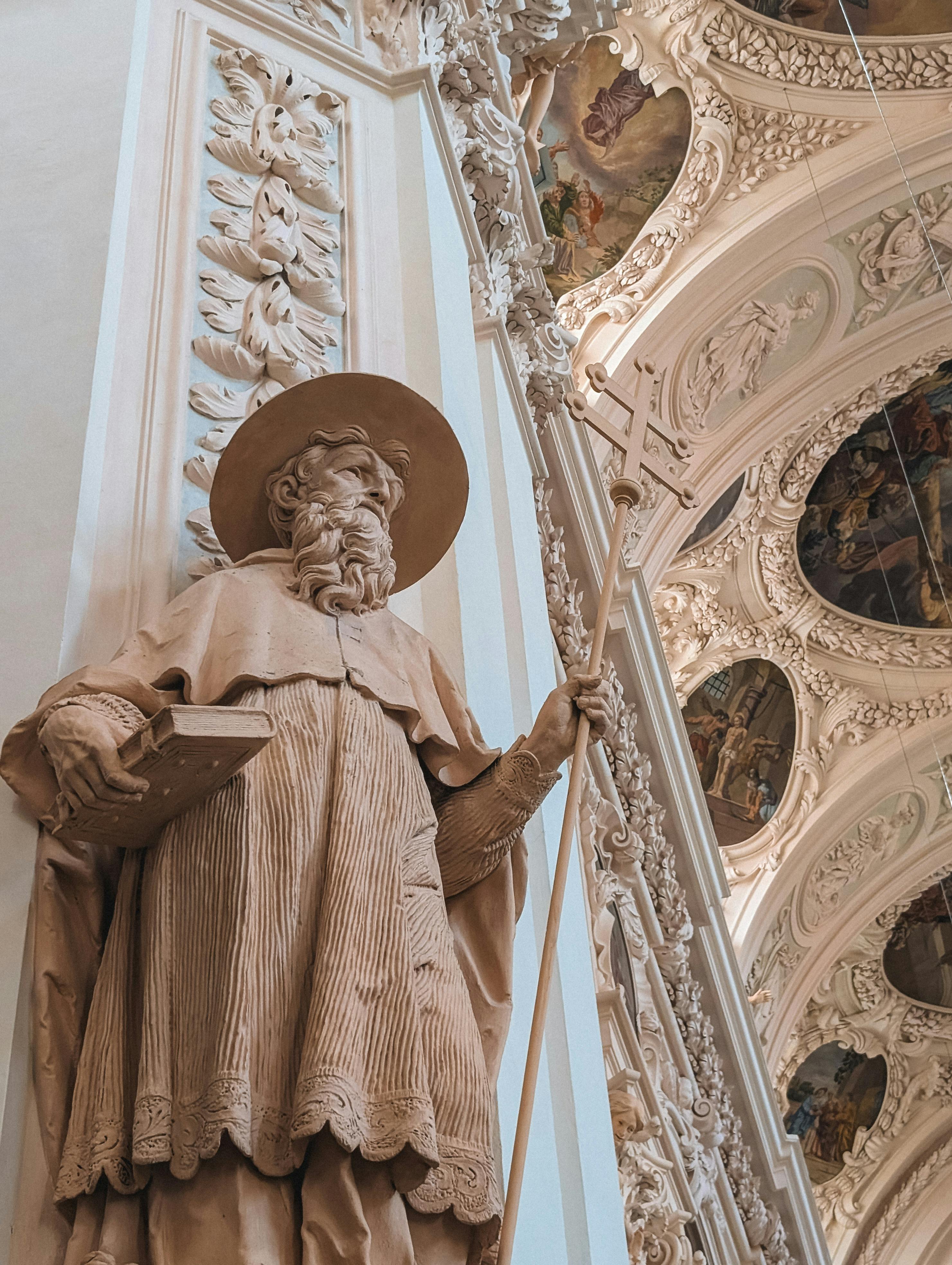 免费 德国巴伐利亚州瓦尔德萨森修道院内的雕像，展现了巴洛克艺术风格。 素材图片