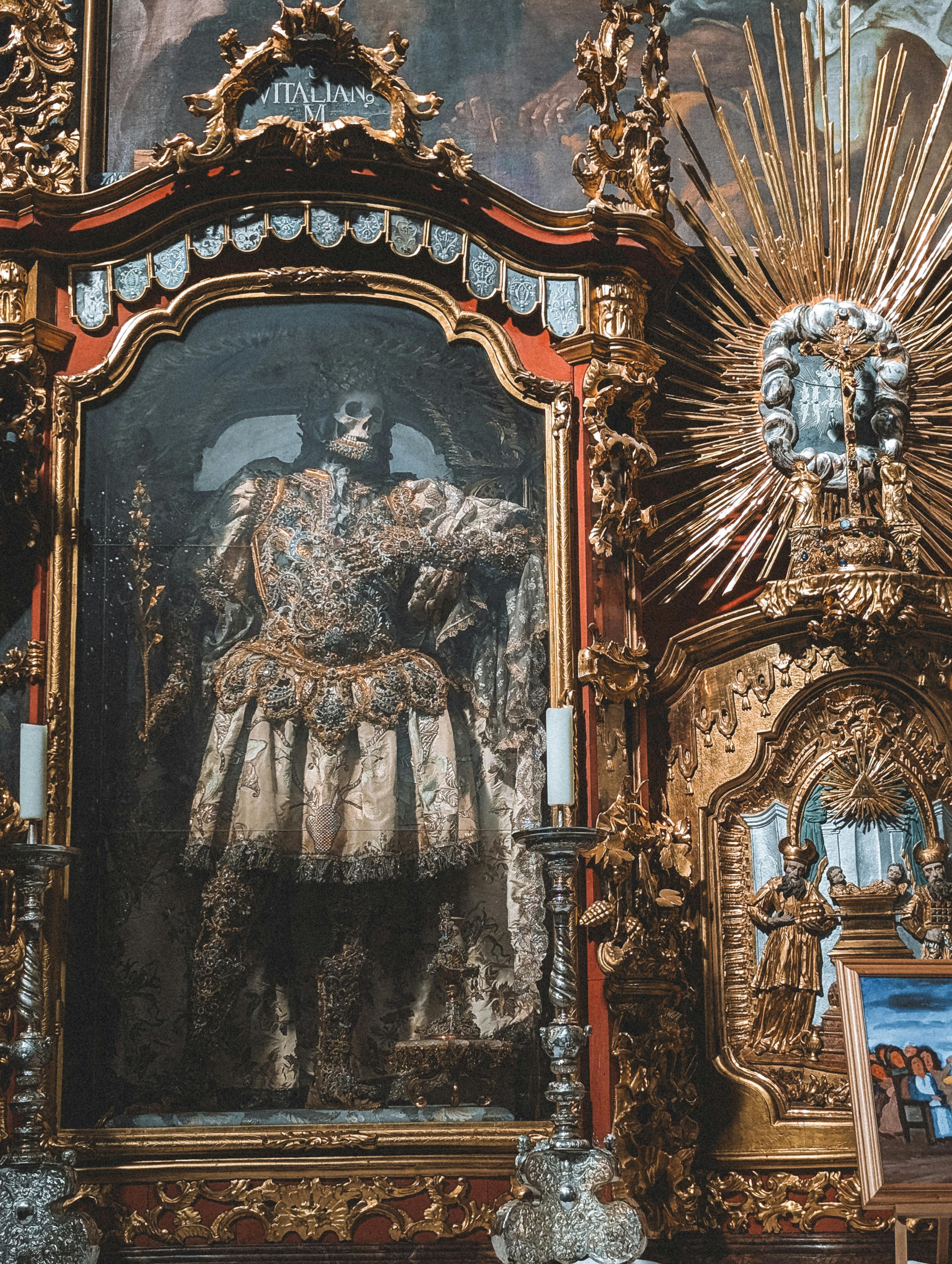 ฟรี แท่นบูชาสไตล์บาโรกที่ตกแต่งอย่างวิจิตรบรรจง พร้อมโครงกระดูก ในมหาวิหารวาลด์ซาสเซิน รัฐบาวาเรีย ประเทศเยอรมนี คลังภาพถ่าย