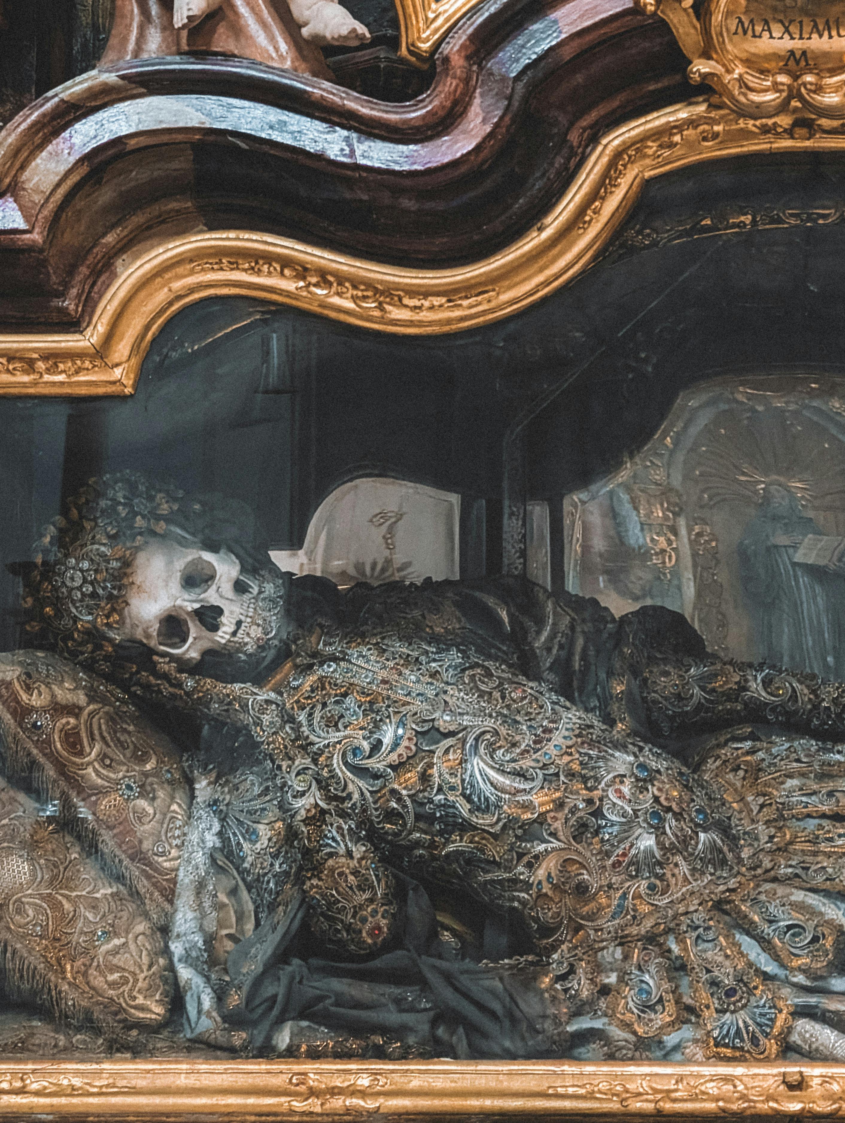 ฟรี โครงกระดูกที่ประดับประดาด้วยผ้าทออันประณีตในโบสถ์วาลด์ซาสเซิน ประเทศเยอรมนี คลังภาพถ่าย