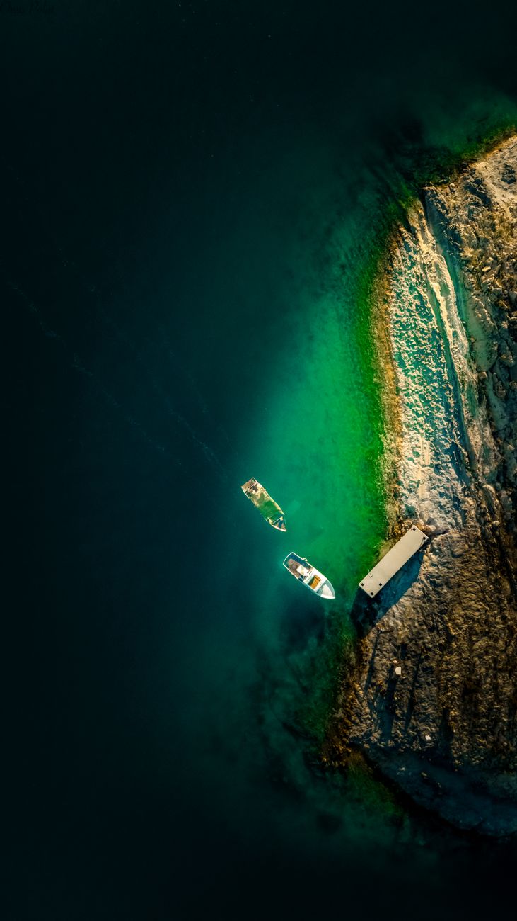 Stunning aerial view of boats along the vibrant coastline in Adıyaman, Türkiye.