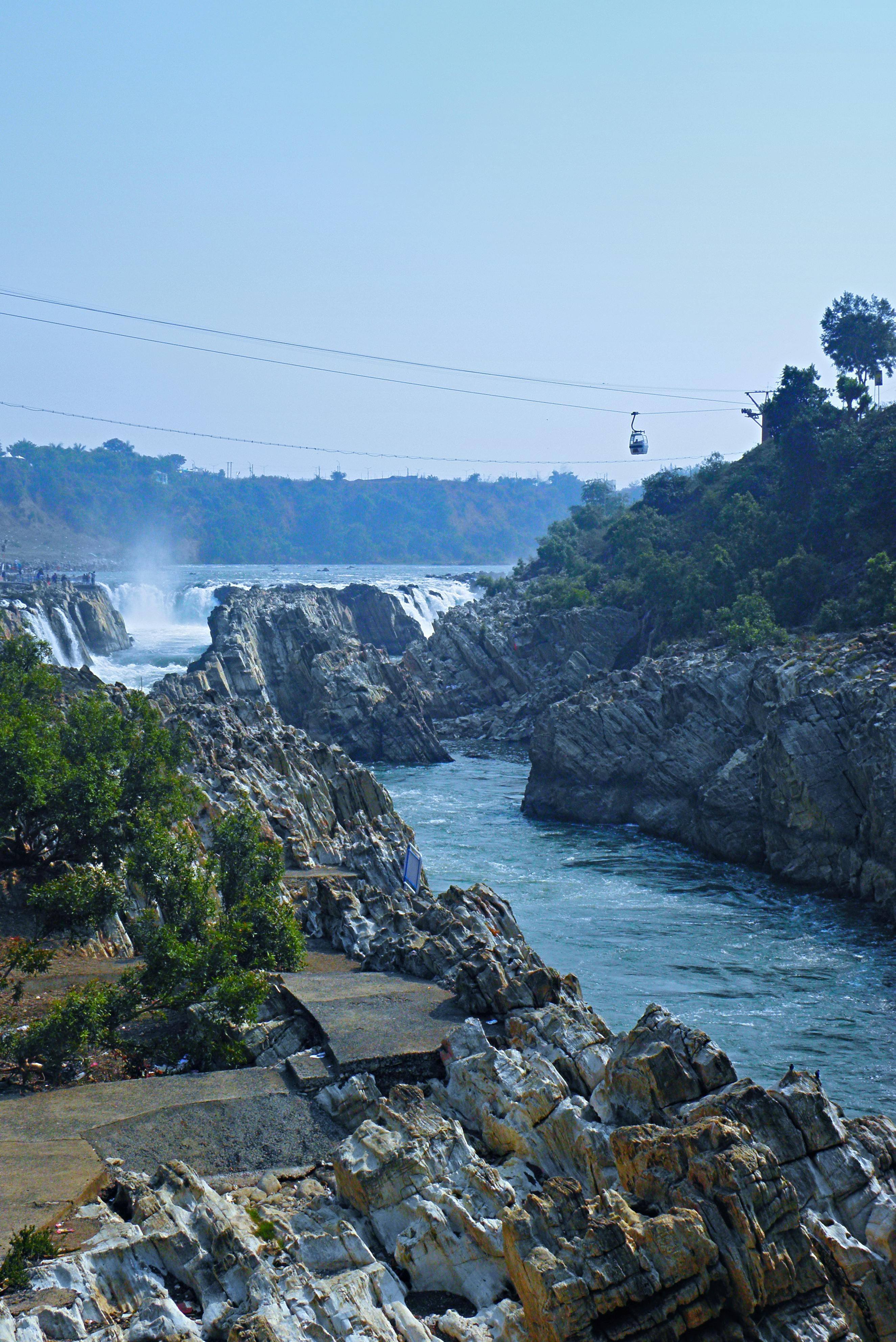 ฟรี ภาพทิวทัศน์อันงดงามของน้ำตกและภูมิประเทศที่เป็นหินในรัฐมัธยประเทศ ประเทศอินเดีย คลังภาพถ่าย