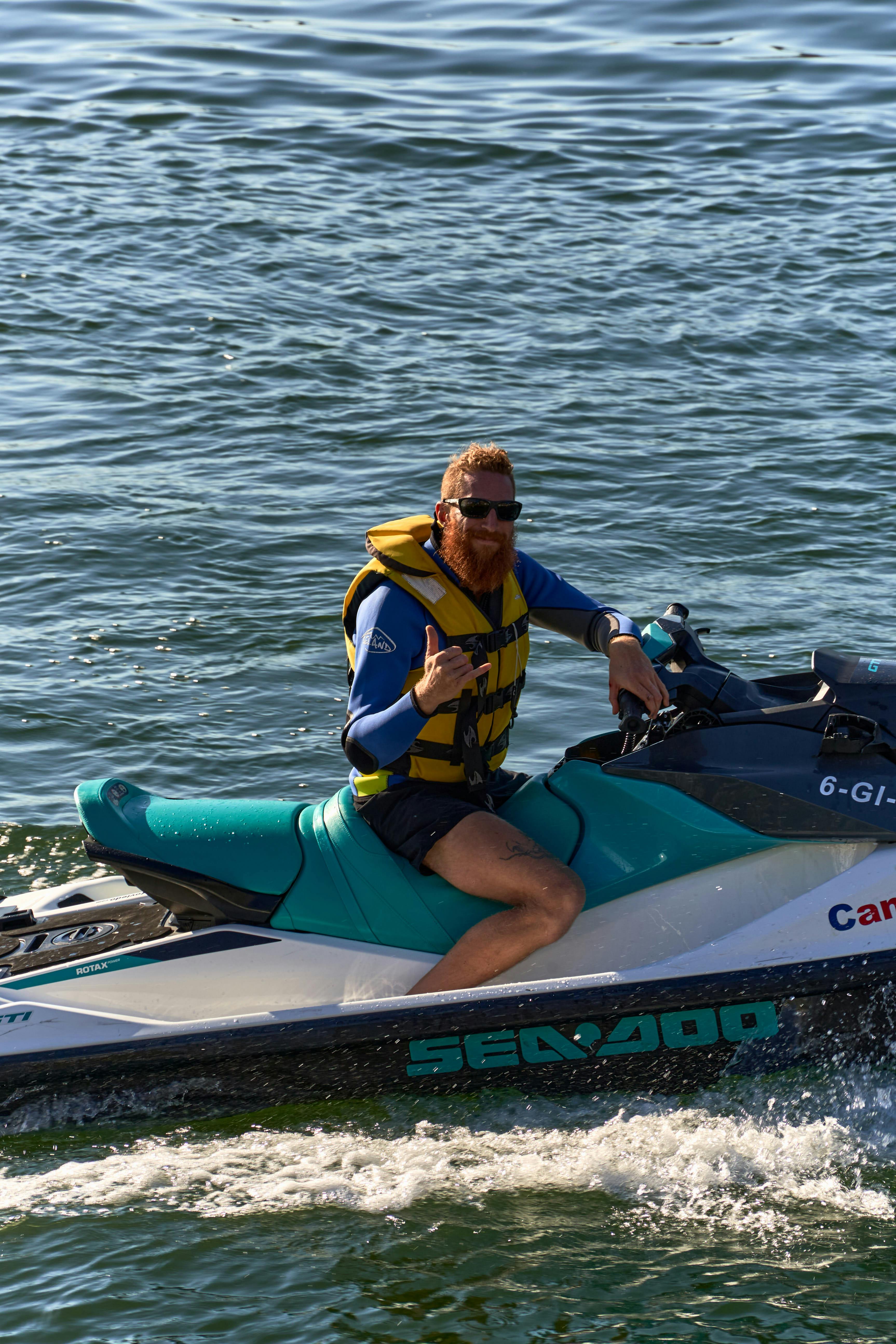 免费 阳光明媚的日子里，一名男子在西班牙利亚内斯的水域享受水上摩托艇的乐趣。 素材图片