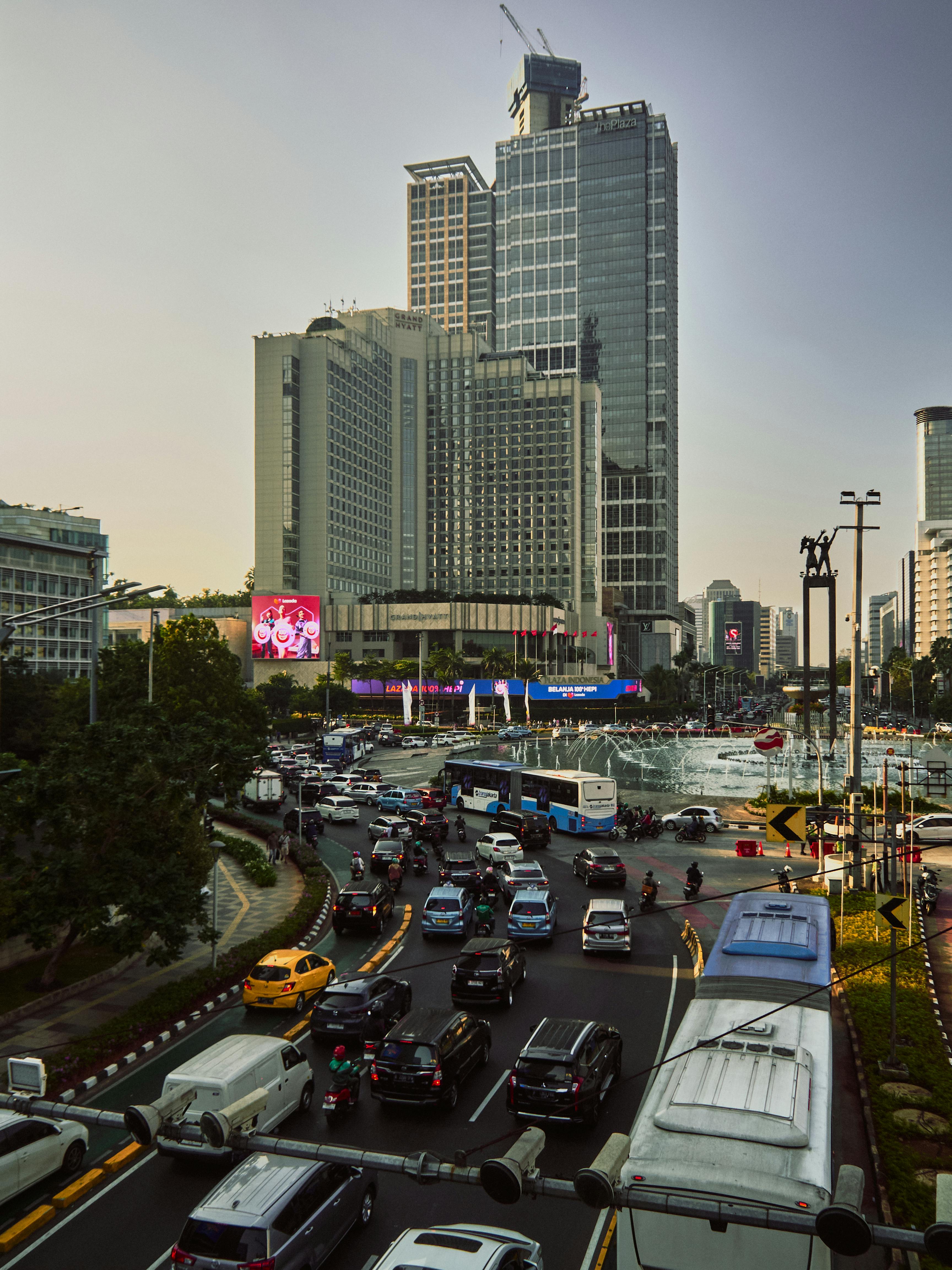 免费 印度尼西亚雅加达，Bundaran HI 的交通繁忙，摩天大楼林立。 素材图片