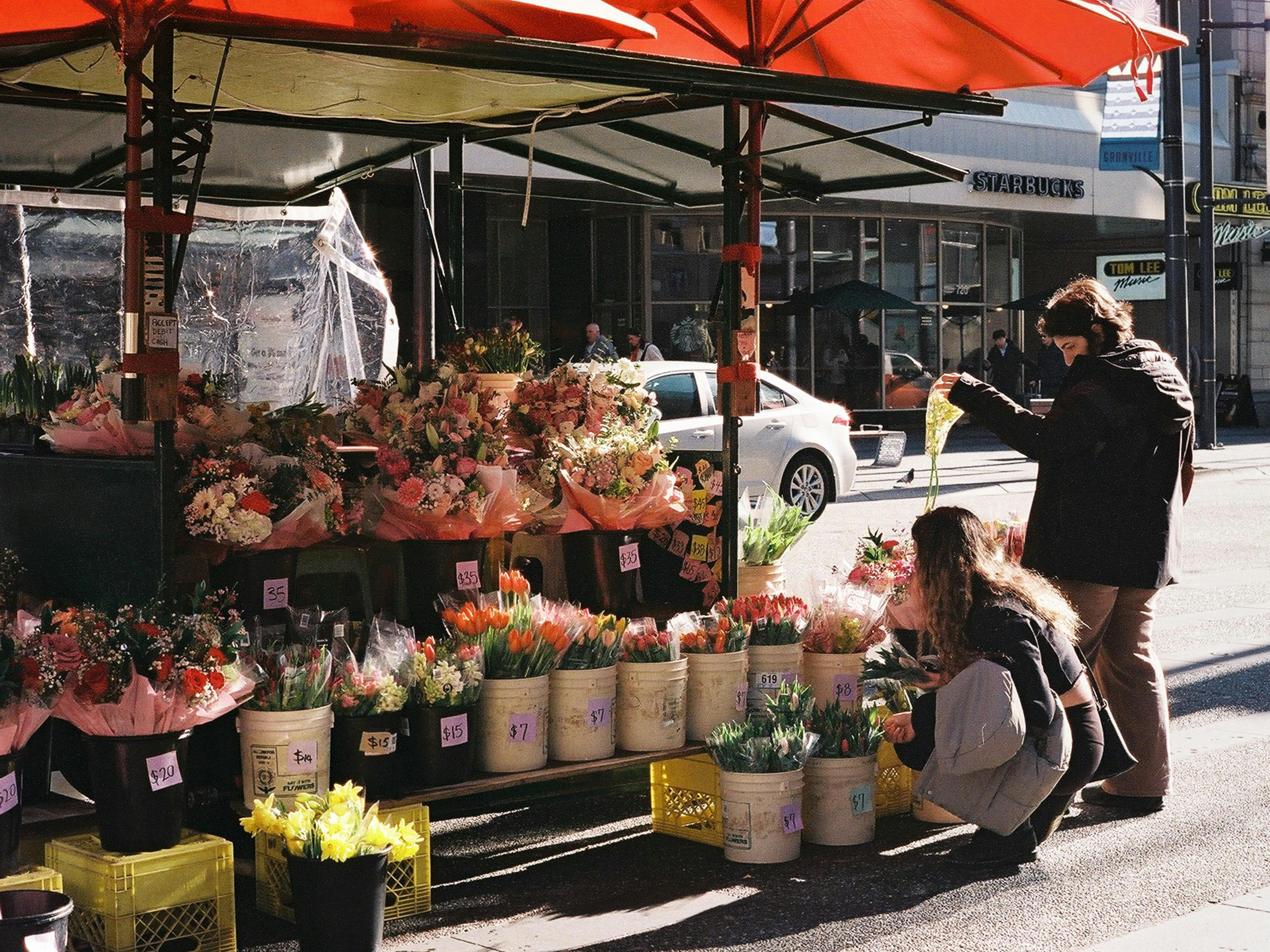 general lifestyle shop los angeles — Photo by Farnaz Kohankhaki on Pexels