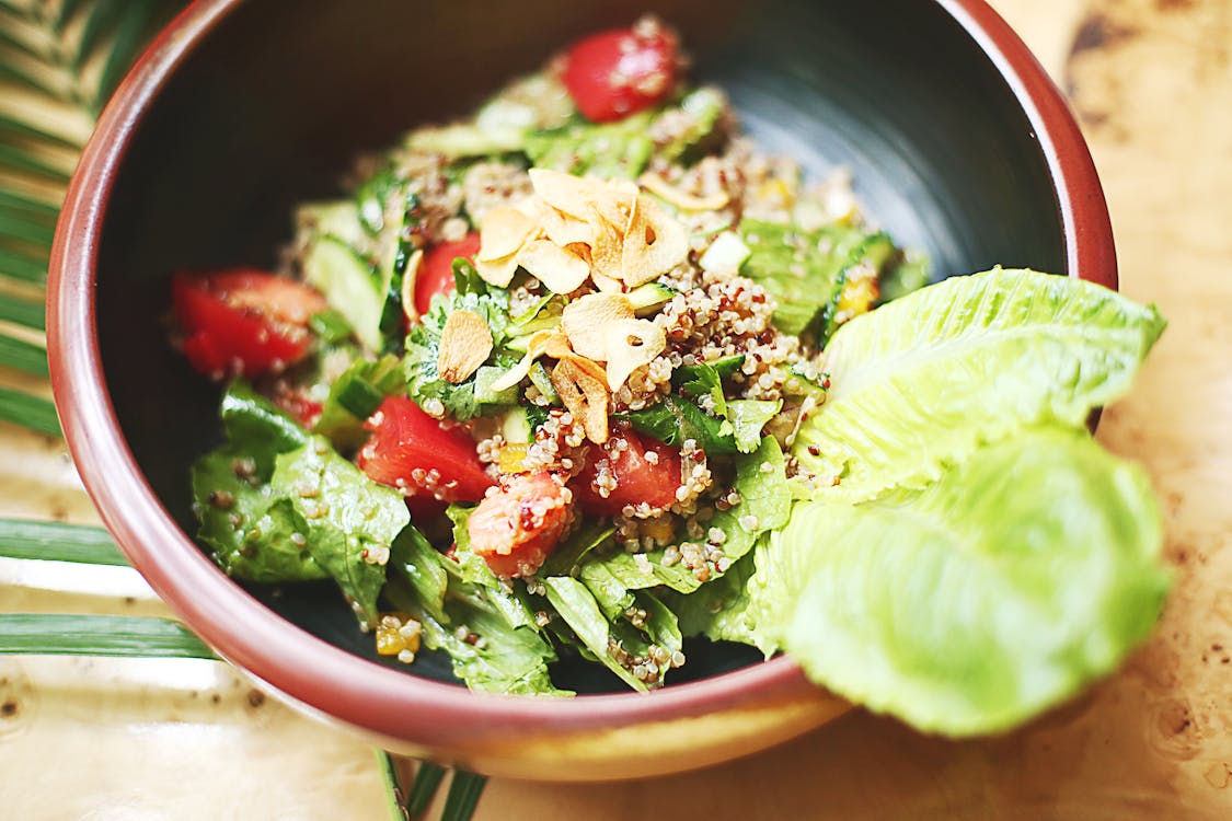 Salad Sayuran Di Atas Mangkuk Keramik