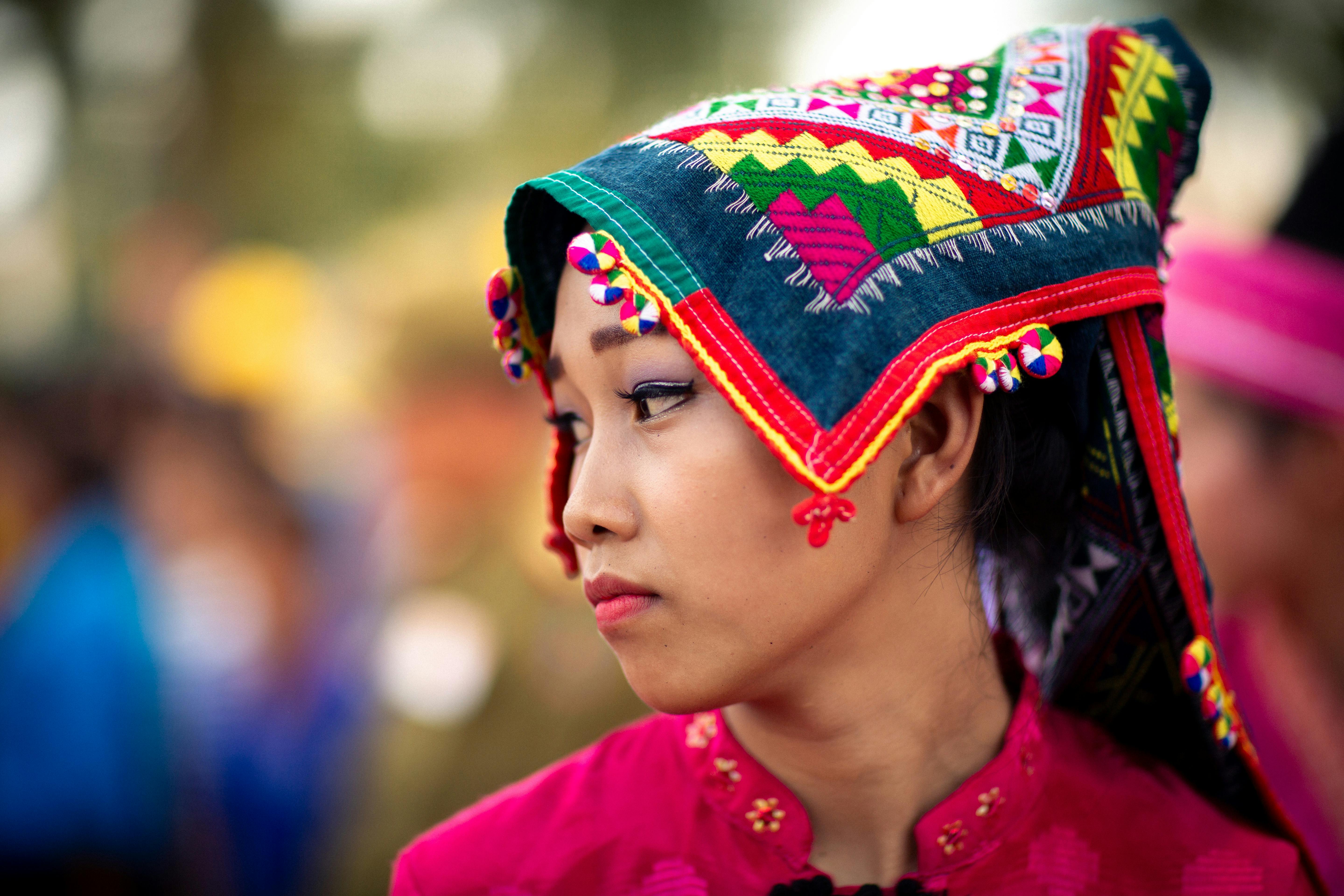 免費 在寮國萬象舉行的文化節上，一位身著寮國傳統服飾的年輕女子。 圖庫相片