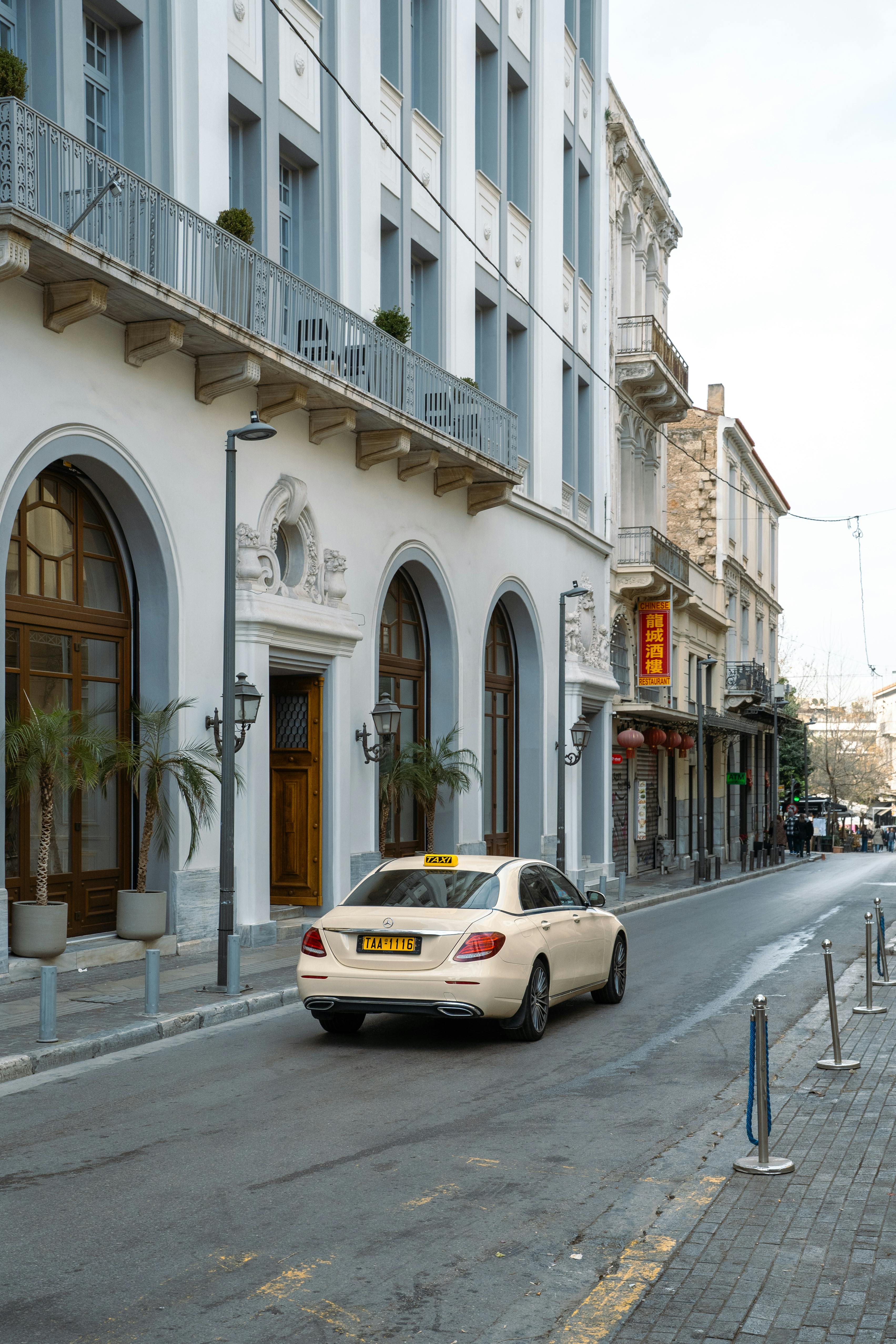 ฟรี ภาพวิวถนนแบบคลาสสิกที่แสดงให้เห็นรถแท็กซี่บนถนนที่เรียงรายไปด้วยอาคารเก่าแก่ในบรรยากาศเมือง คลังภาพถ่าย