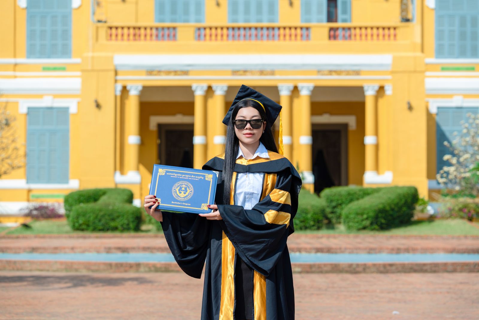 Formatura em frente a prédio histórico de universidade