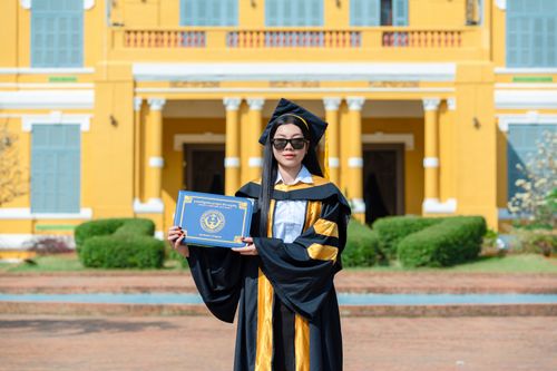 Formatura em frente a prédio histórico de universidade