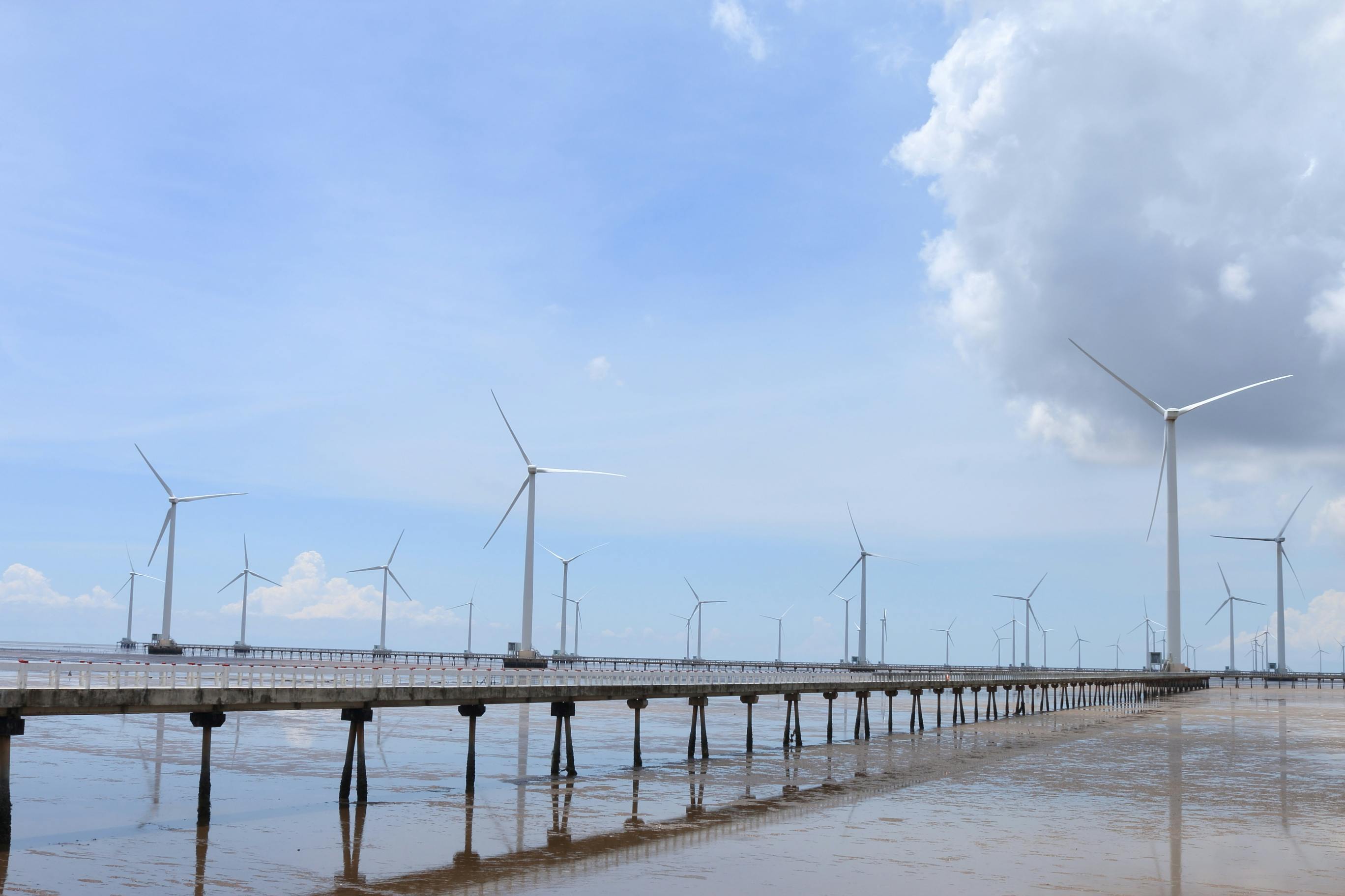 免費 越南沿海的風力發電場，以湛藍的天空為背景。 圖庫相片