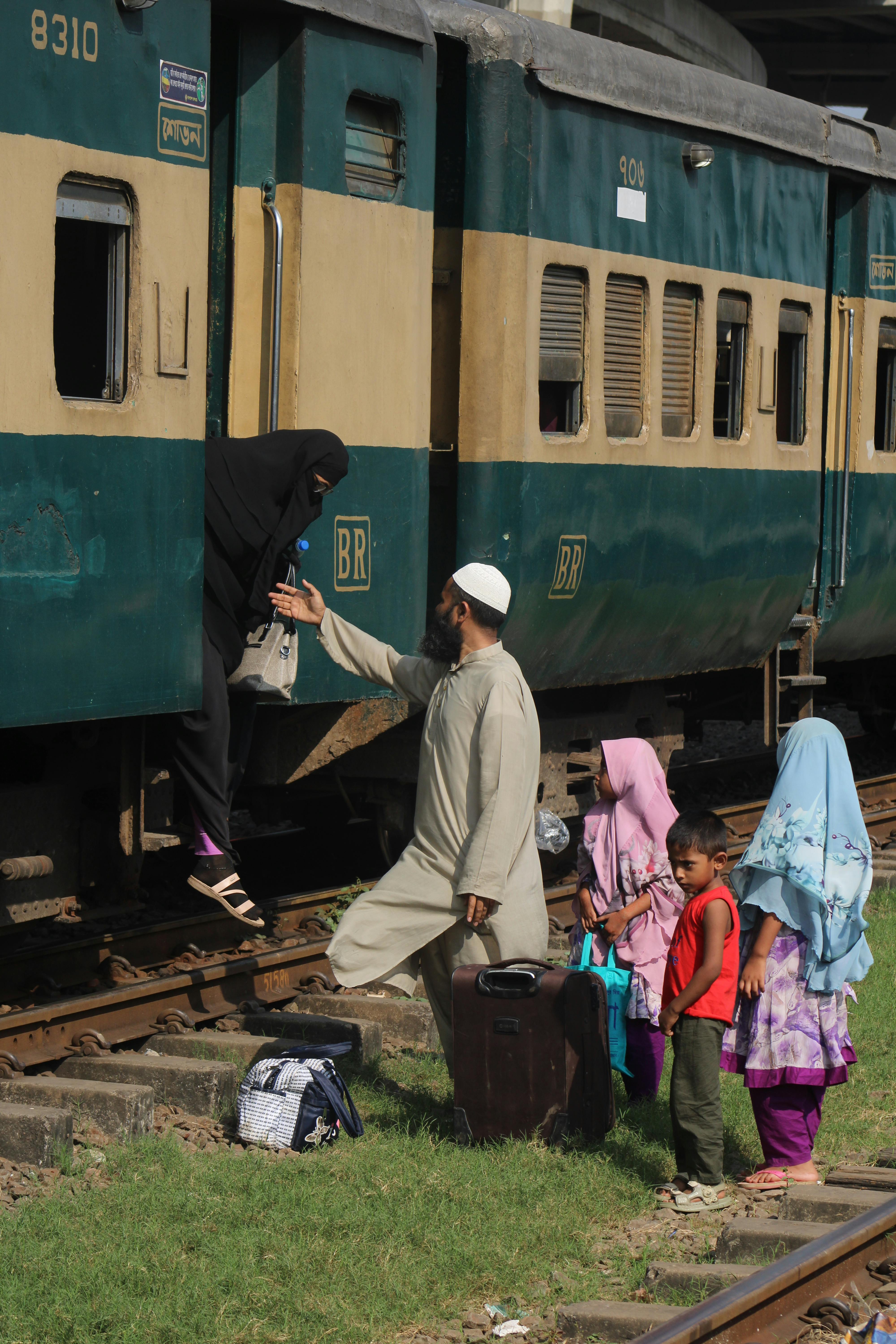 Zadarmo Rodina nastupuje cez deň do regionálneho vlaku na vidieckej stanici. Fotka z fotobanky
