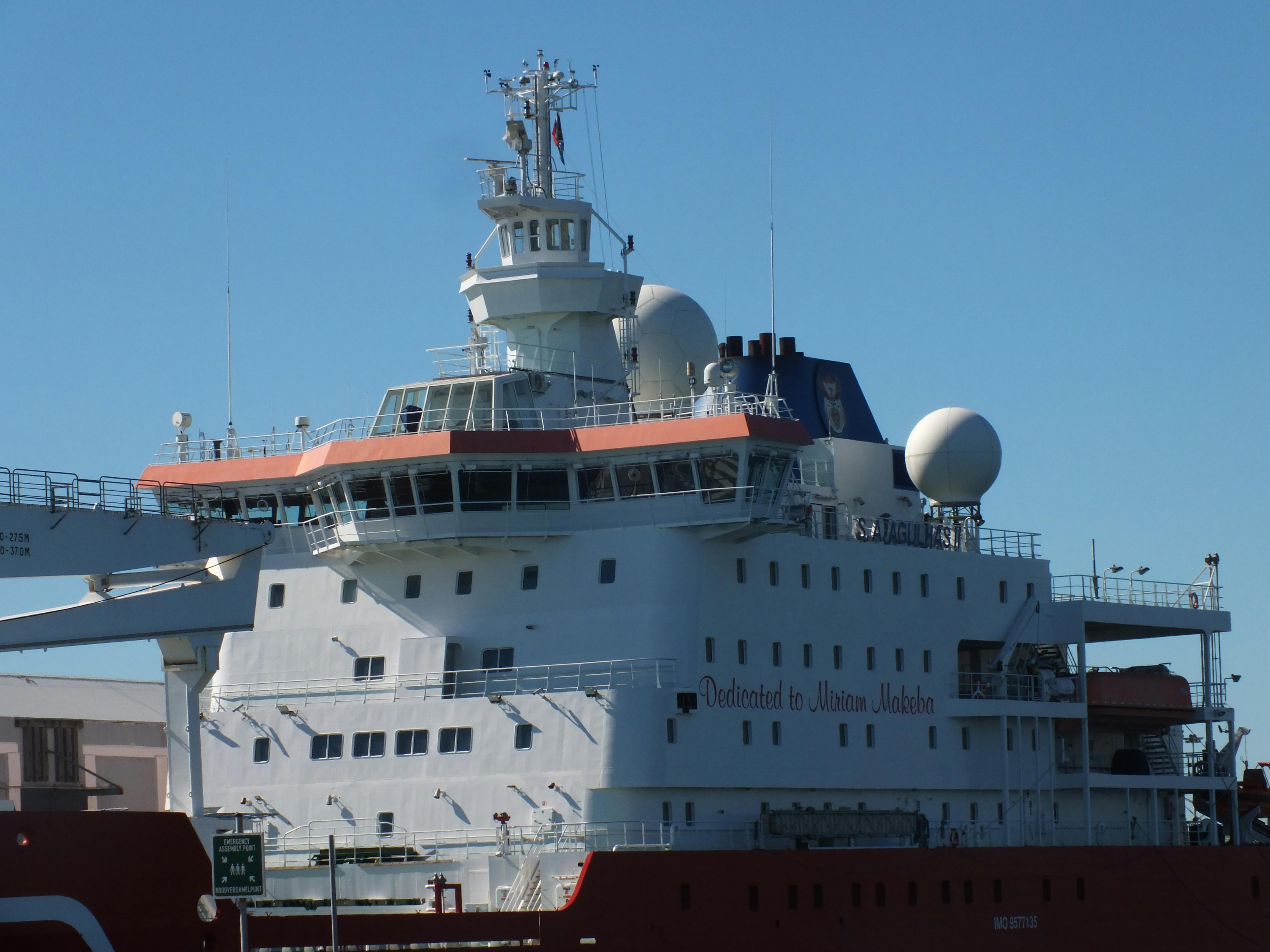 Zadarmo V prístave Kapského Mesta zakotvila veľká výskumná loď venovaná Miriam Makebovej. Fotka z fotobanky